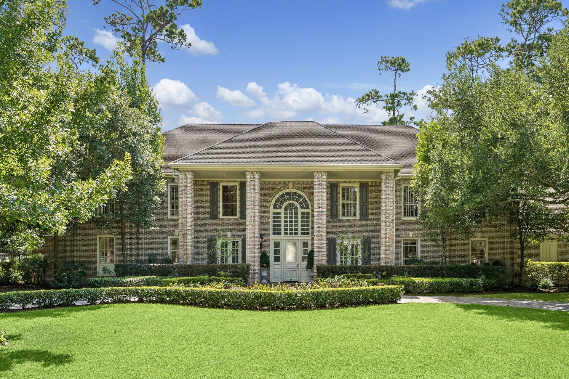 10 Stillforest Street, Piney Point Village, TX 77024 A quiet country lane leads to this stately traditional brick residence.