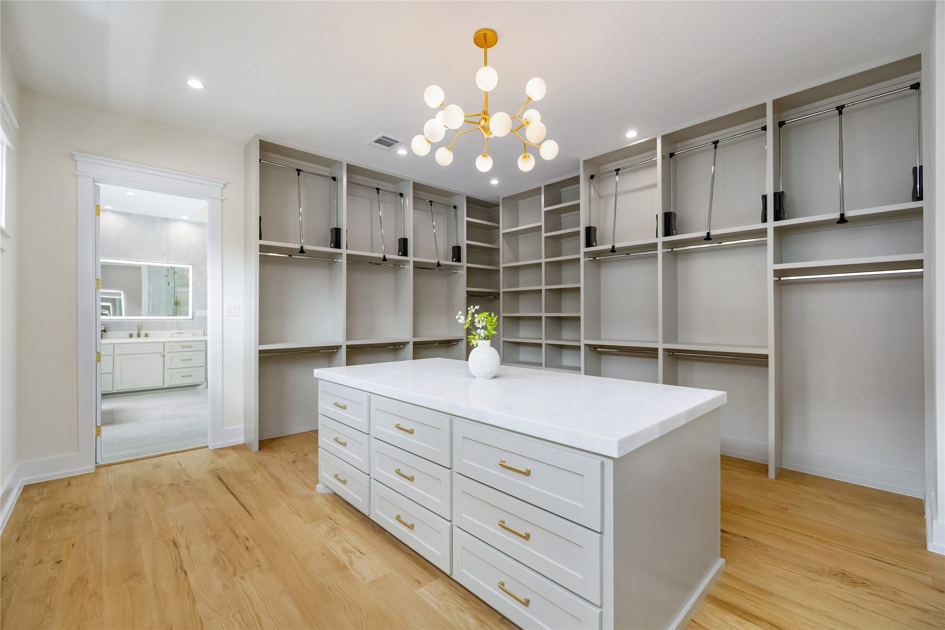 934 W 43rd Street, Houston, TX 77018 934 W 43rd Street, Houston, TX 77018