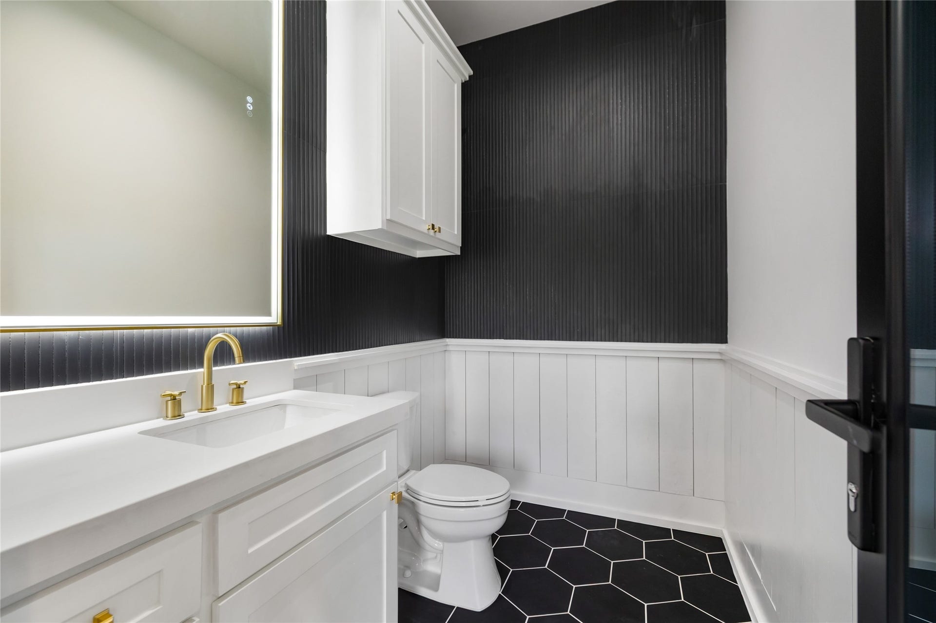 934 W 43rd Street, Houston, TX 77018 Outdoor half bath