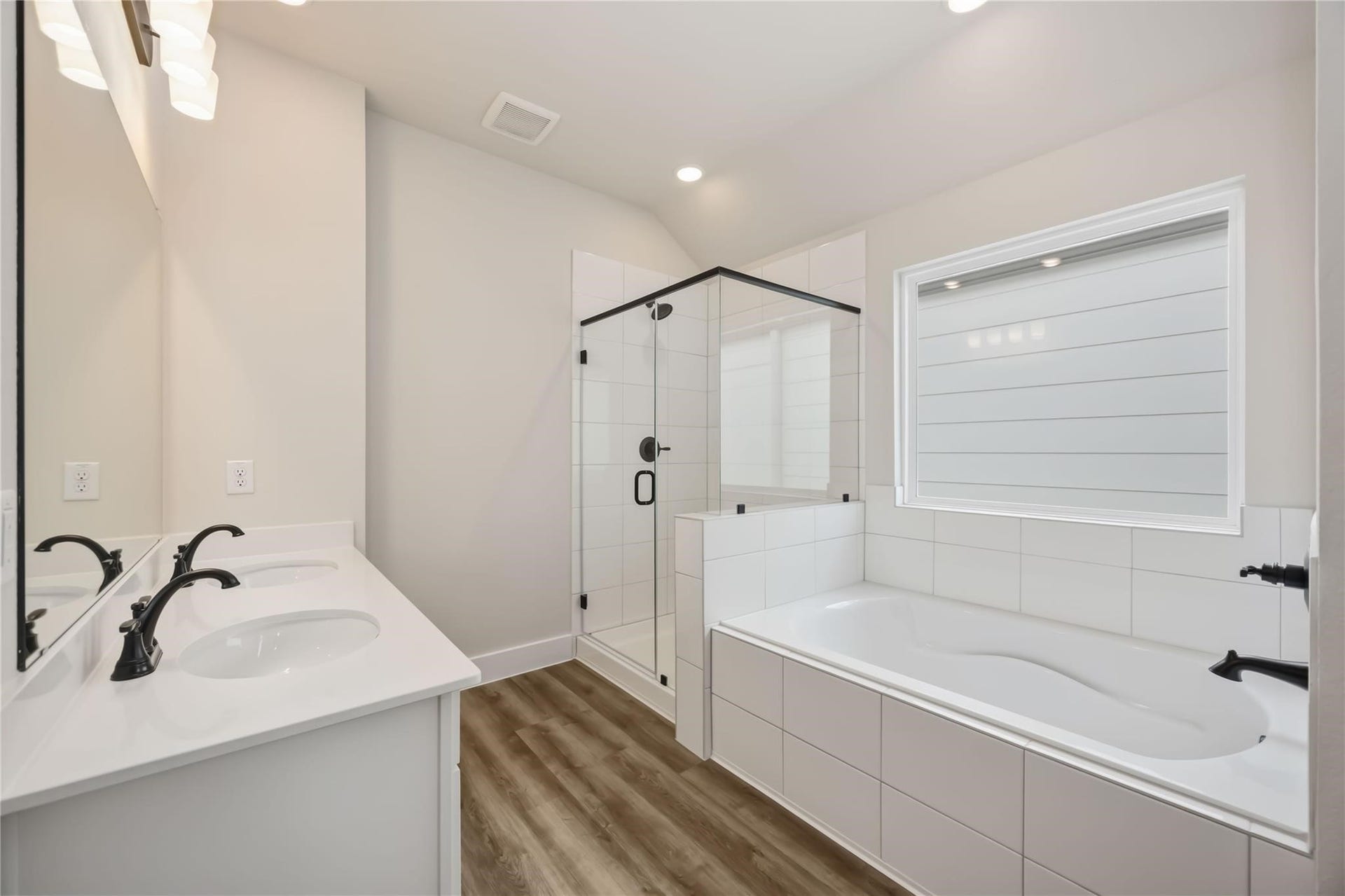 13439 Sun Cay Drive, Houston, TX 77047 Elegant bathroom finishes
