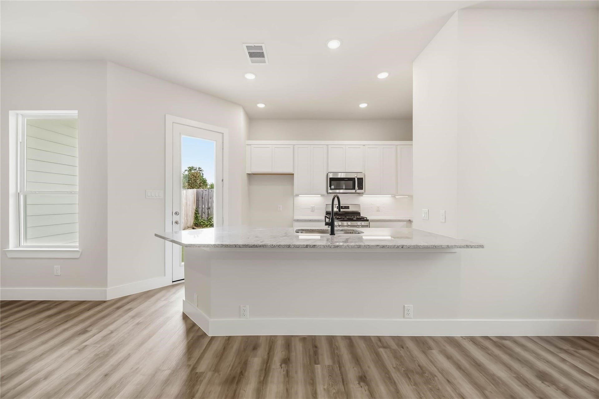 13439 Sun Cay Drive, Houston, TX 77047 Stylish kitchen finishes