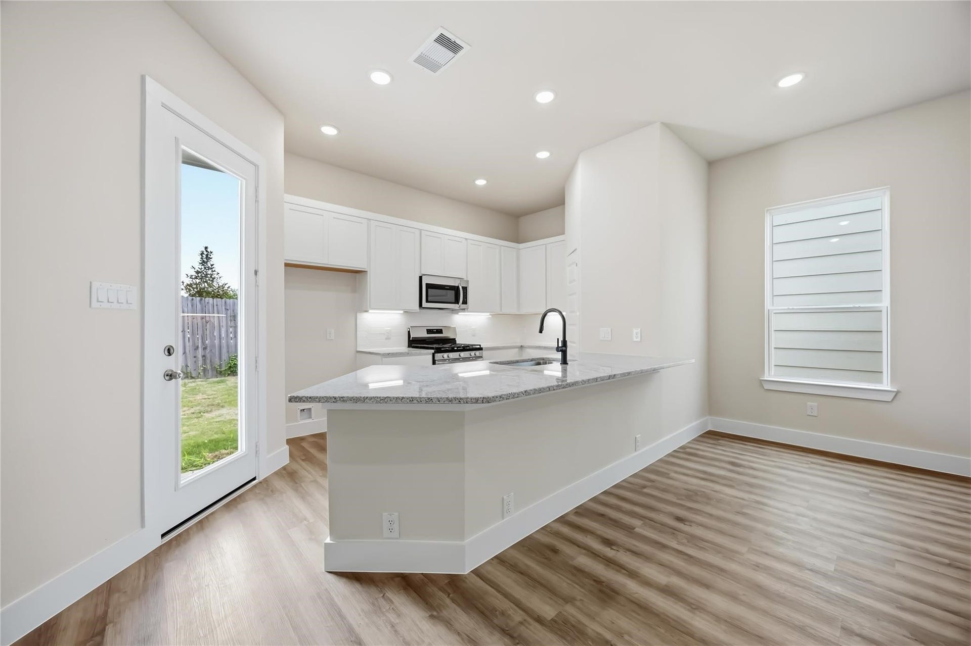13439 Sun Cay Drive, Houston, TX 77047 Beautifully appointed kitchen