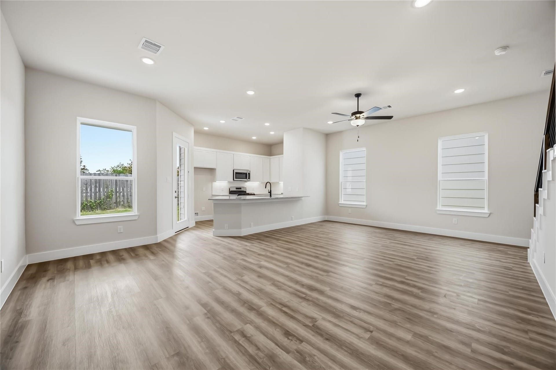 13439 Sun Cay Drive, Houston, TX 77047 Warm and welcoming atmosphere