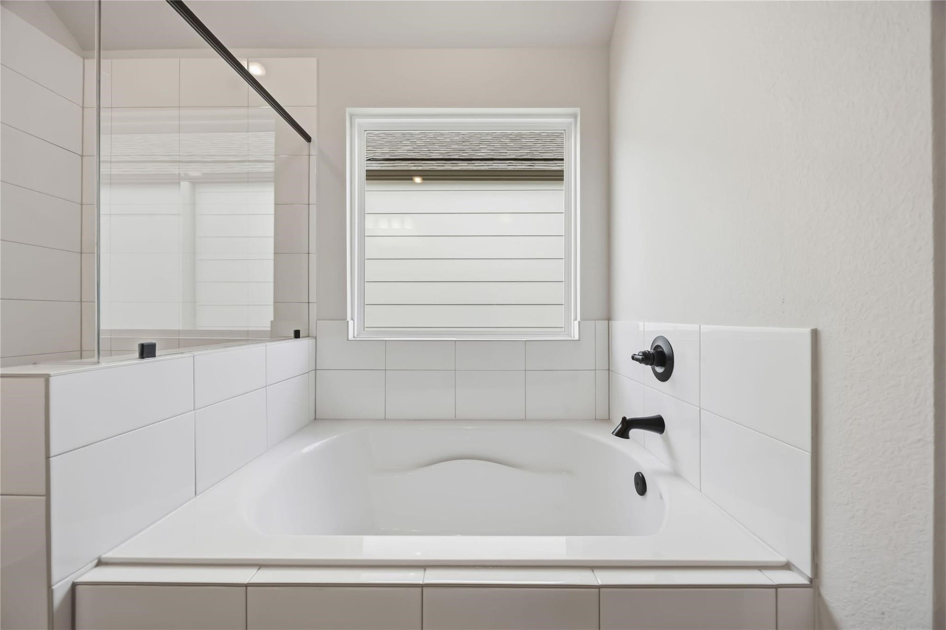 13439 Sun Cay Drive, Houston, TX 77047 Well-appointed bathroom