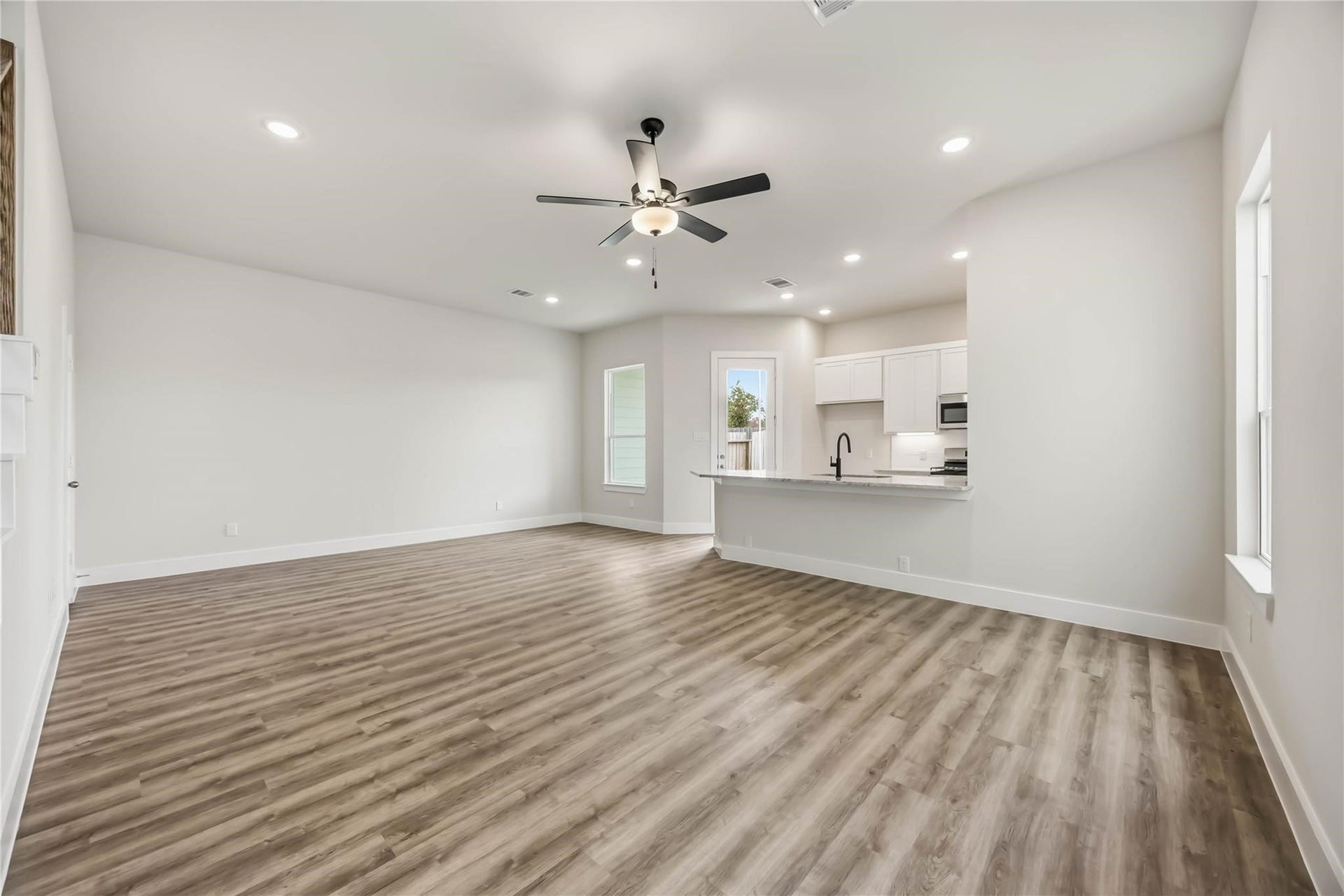 13439 Sun Cay Drive, Houston, TX 77047 Bright and inviting living space