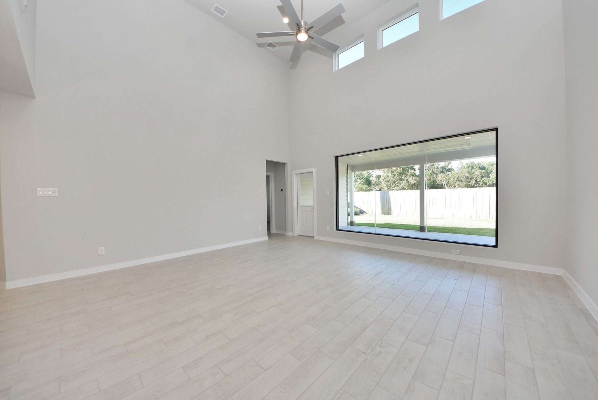 15111 Statice Trail, Houston, TX 77044 Welcome family and guests to your charming living room! With its high ceilings, recessed lighting, ceiling fan, custom paint, beautiful flooring, and large windows that let in abundant natural light, this room is perfect for gatherings.