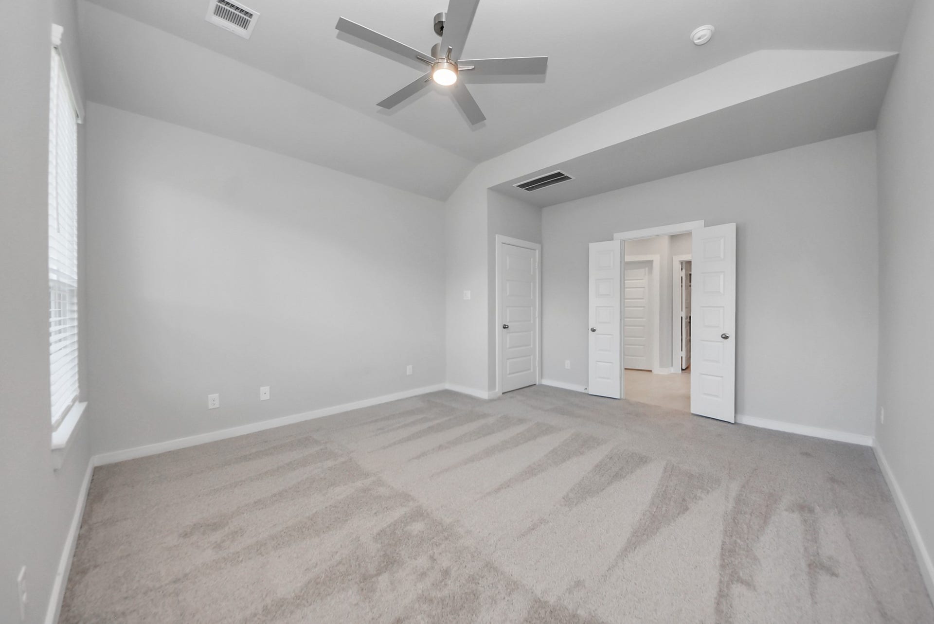 15111 Statice Trail, Houston, TX 77044 Escape and relax in the exquisite primary suite, a haven to unwind after a long day. The spacious room, located on first floor, boasts plush carpeting, soothing paint tones, high ceilings, and expansive windows adorned with privacy blinds.