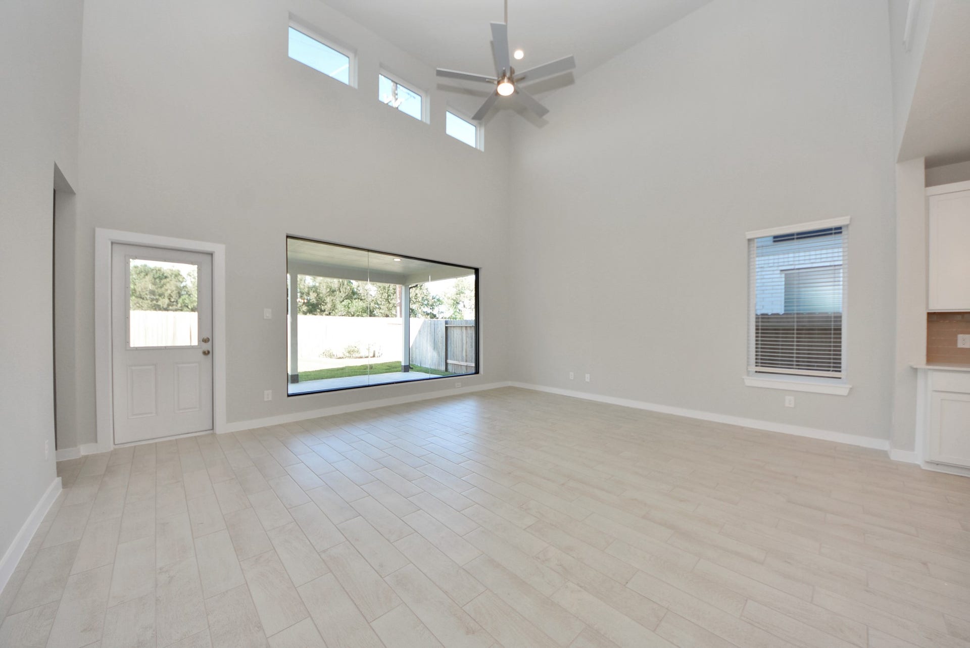 15111 Statice Trail, Houston, TX 77044 Gather the family and guests together in your lovely living room! Featuring soaring high ceilings, recessed lighting, ceiling fan, custom paint, gorgeous floors, and large windows that provide plenty of natural lighting throughout the day.