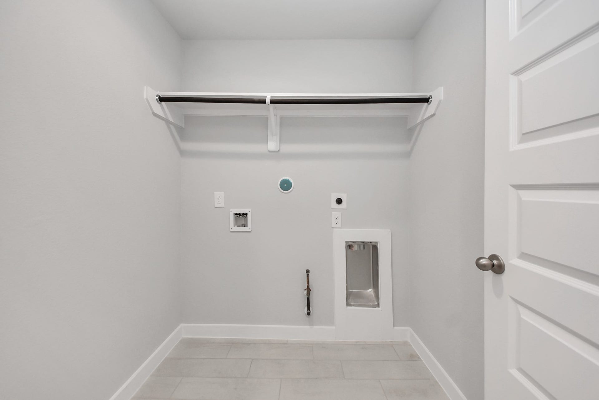 15111 Statice Trail, Houston, TX 77044 A perfect blend of functionality and comfort. Capture the essence of easy living with a first-floor laundry room, thoughtfully equipped with shelving for effortless organization. Both electric and gas connections available.