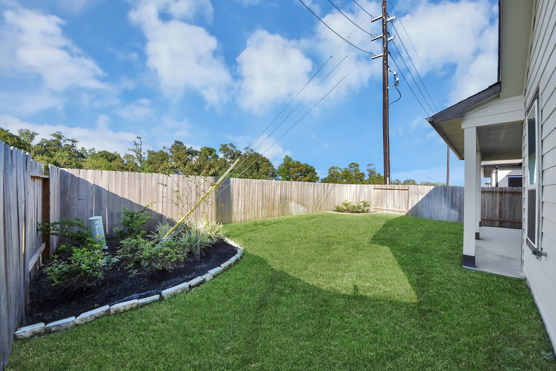 15111 Statice Trail, Houston, TX 77044 Discover the expansive backyard and its inviting covered patio a perfect haven for both playtime for the kids and relaxation for adults. This outdoor space is an ideal canvas for your outdoor living dreams, complete with room for patio furniture, a BBQ pit, and endless possibilities for creating your own personalized oasis. Note: sample product photo. Actual exterior and interior selections may vary by homesite.