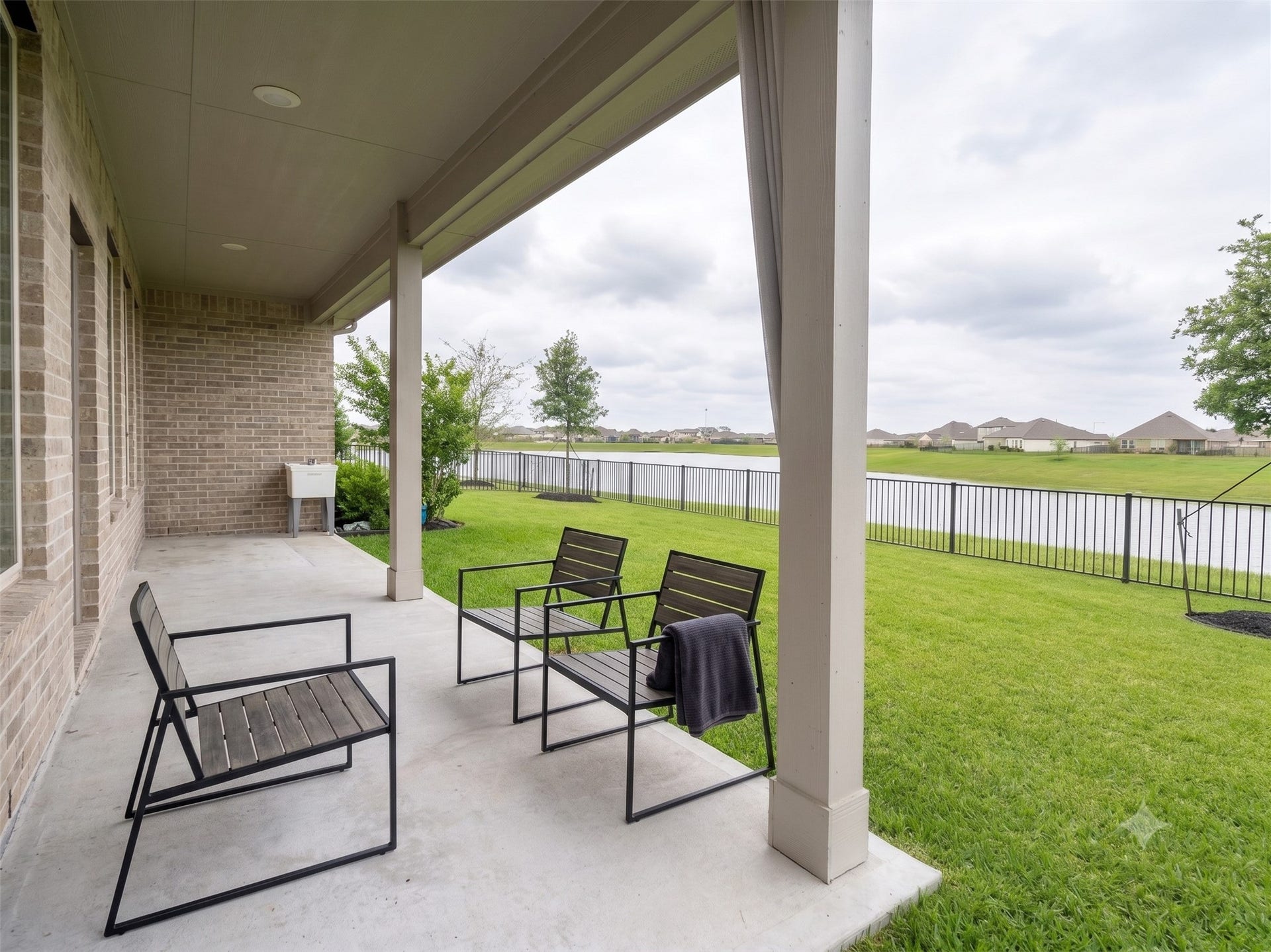 2605 Lago Costa Drive, Texas City, TX 77568 Virtually Staged