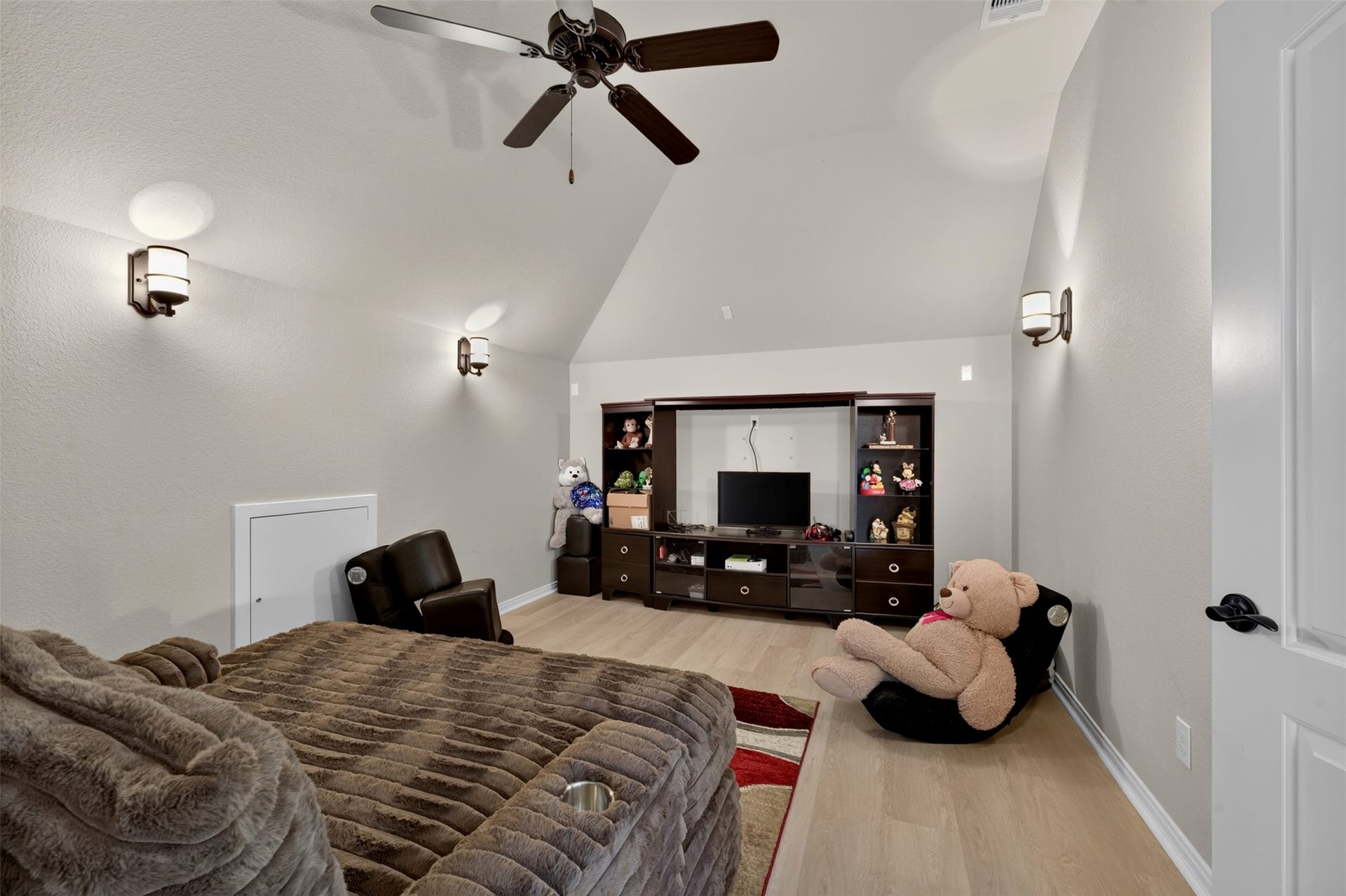27818 Burchfield Grove Lane, Katy, TX 77494 The media room offers a comfortable setting for movie nights, binge-watching your favorite shows, or enjoying game-day gatherings. Light-toned flooring and a ceiling fan complete this versatile space designed for relaxation and entertainment.