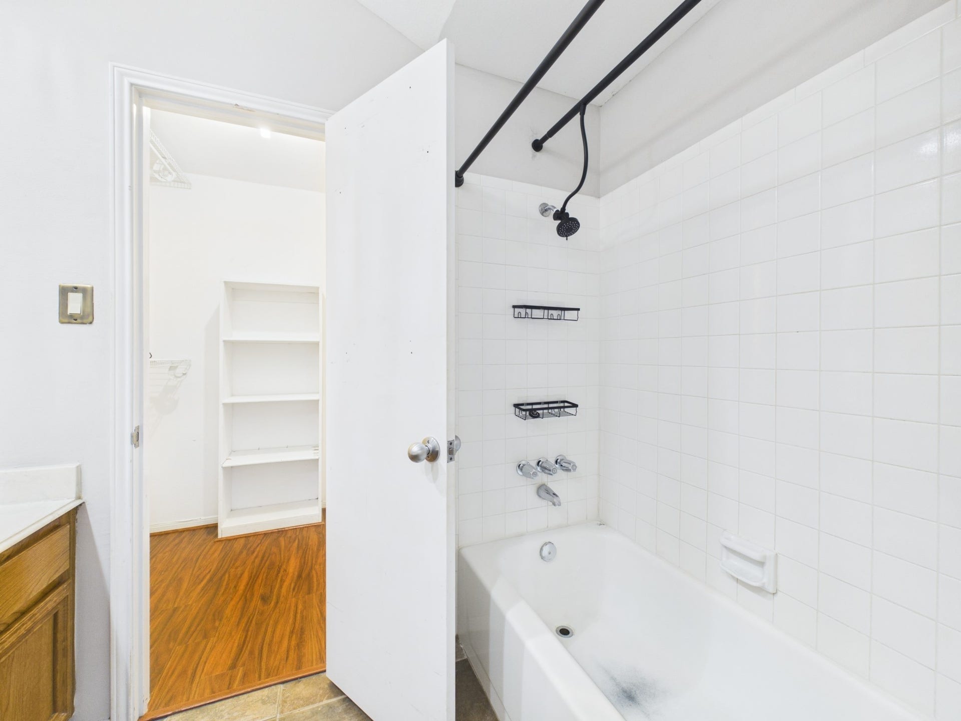 15938 Seahorse Drive, #275, Houston, TX 77062 Tub/Shower Combo & Closet
