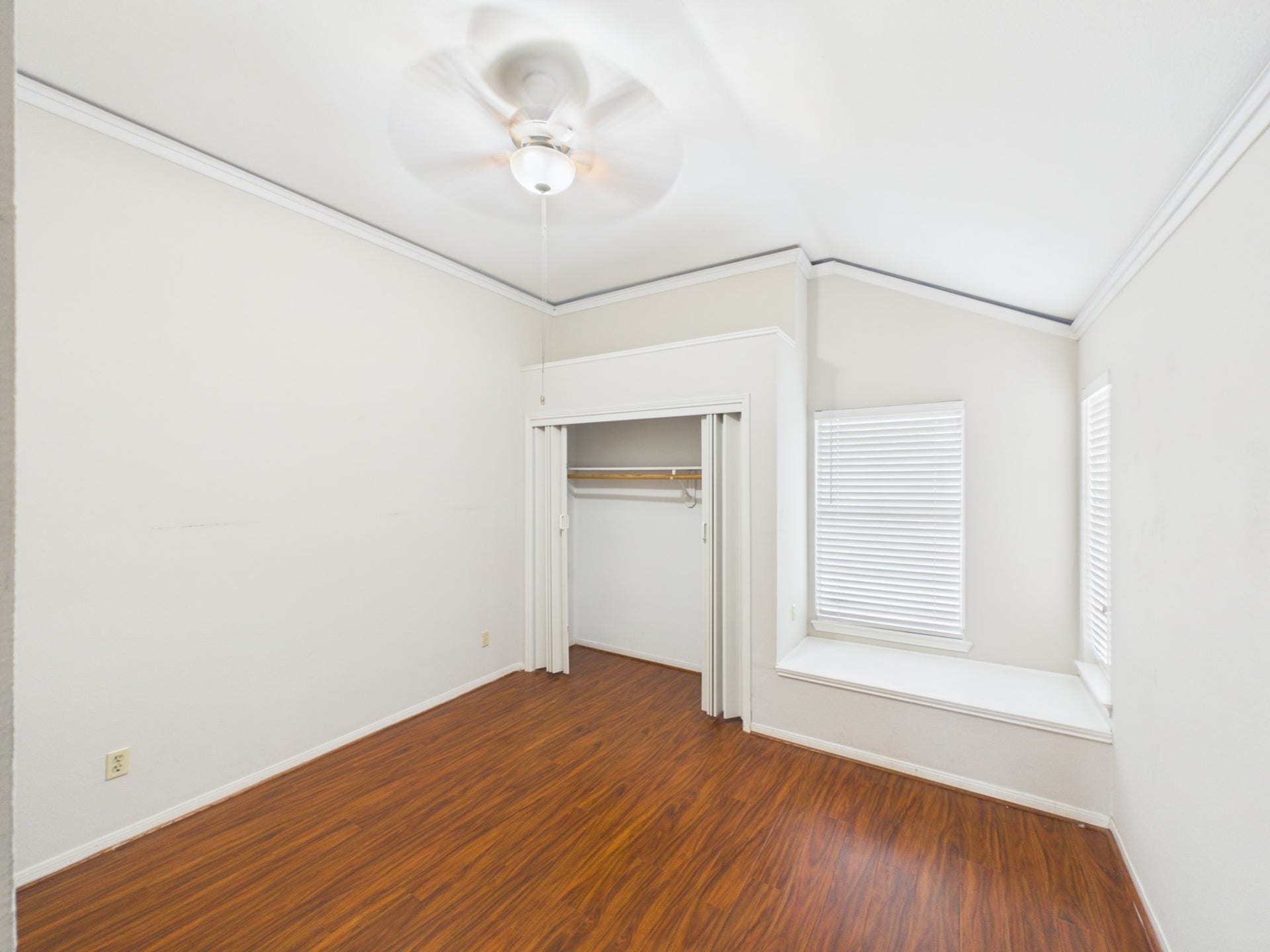 15938 Seahorse Drive, #275, Houston, TX 77062 Small Closet and Charming Reading Nook
