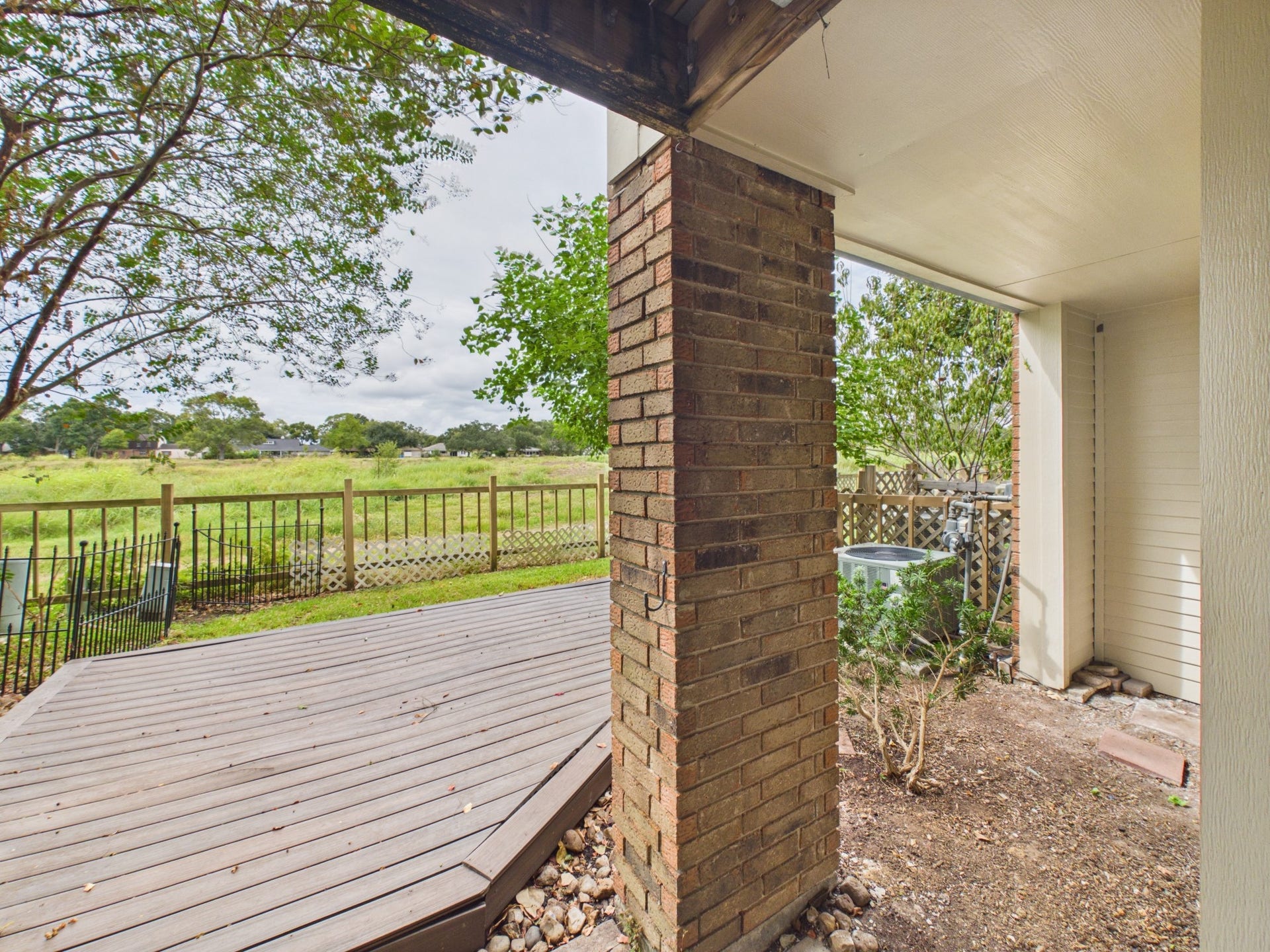 15938 Seahorse Drive, #275, Houston, TX 77062 Small Wooden Deck for Additional Outdoor Entertaining