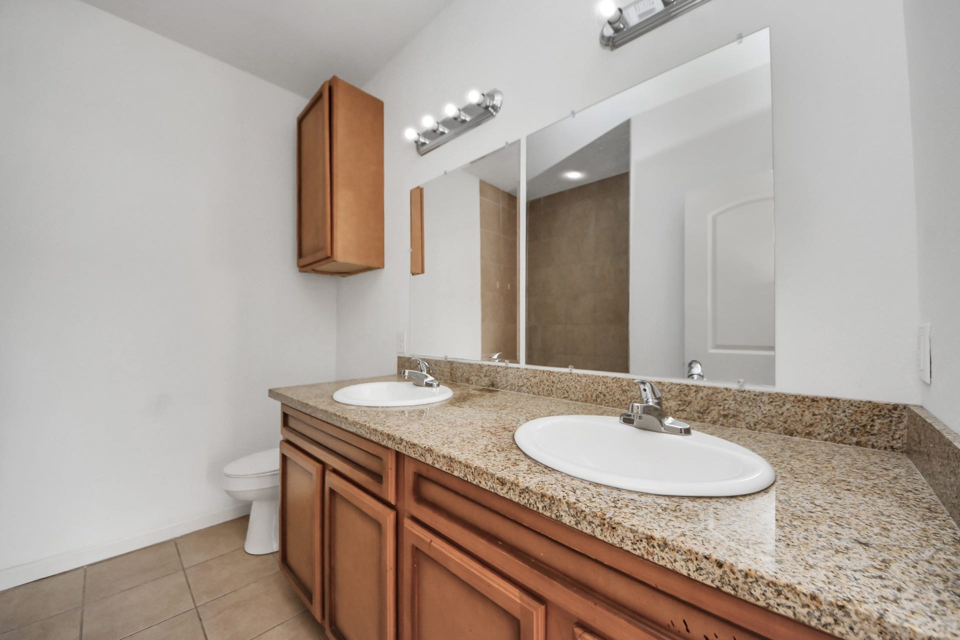 4327 Oak Ridge Drive, #B, Pasadena, TX 77503 Guest Bathroom