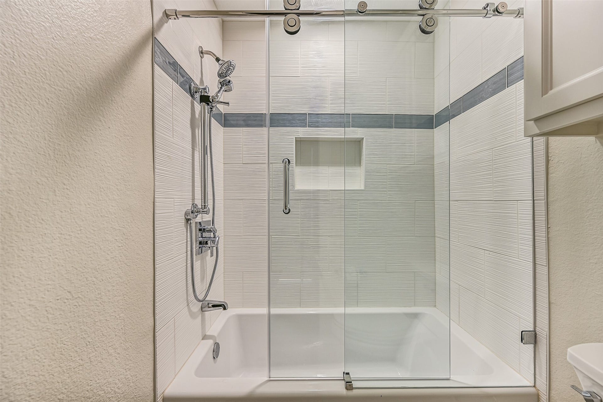 13414 Binnacle Way, Galveston, TX 77554 The bathroom offers a tub/shower combo.