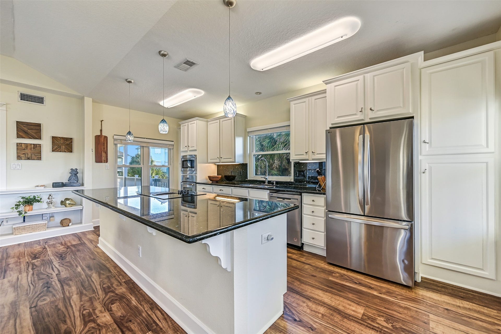 13414 Binnacle Way, Galveston, TX 77554 the breakfast bar offers seating for 4-5.