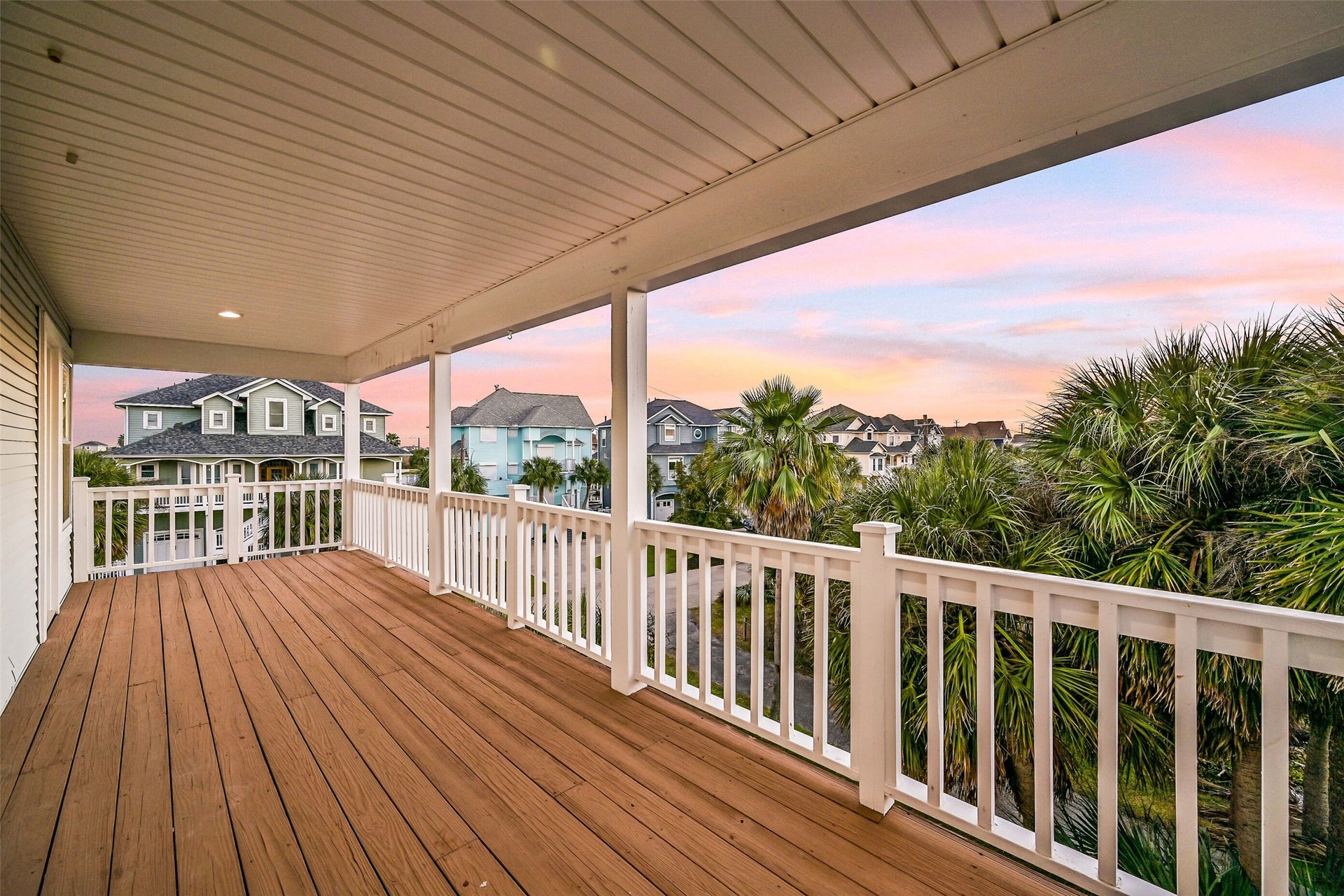 13414 Binnacle Way, Galveston, TX 77554 Enjoy sunrise views from the balcony shared by both guest bedrooms.