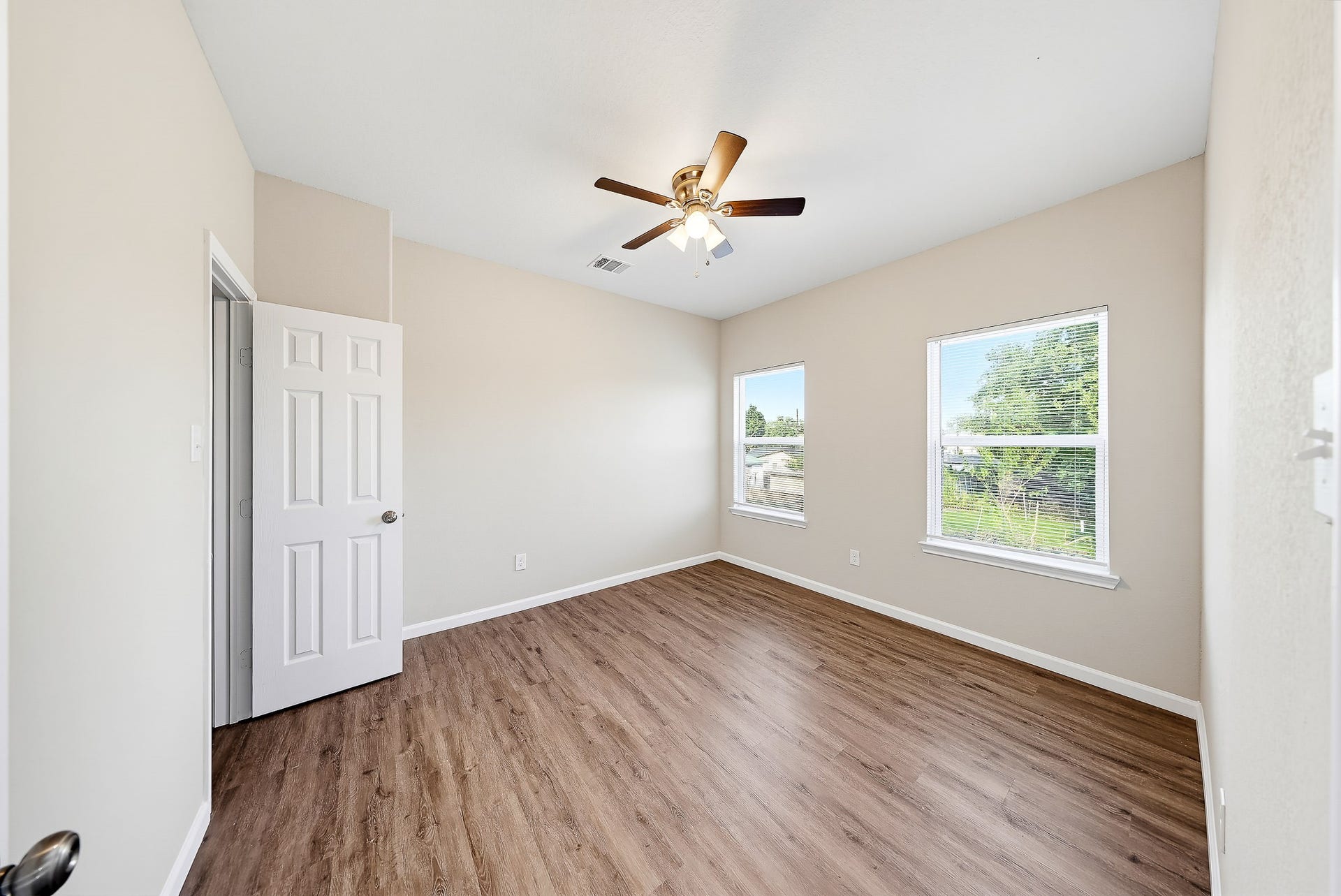 313 De Haven Street, Houston, TX 77029 Bring your vision to this bright secondary bedroom with warm-toned flooring.