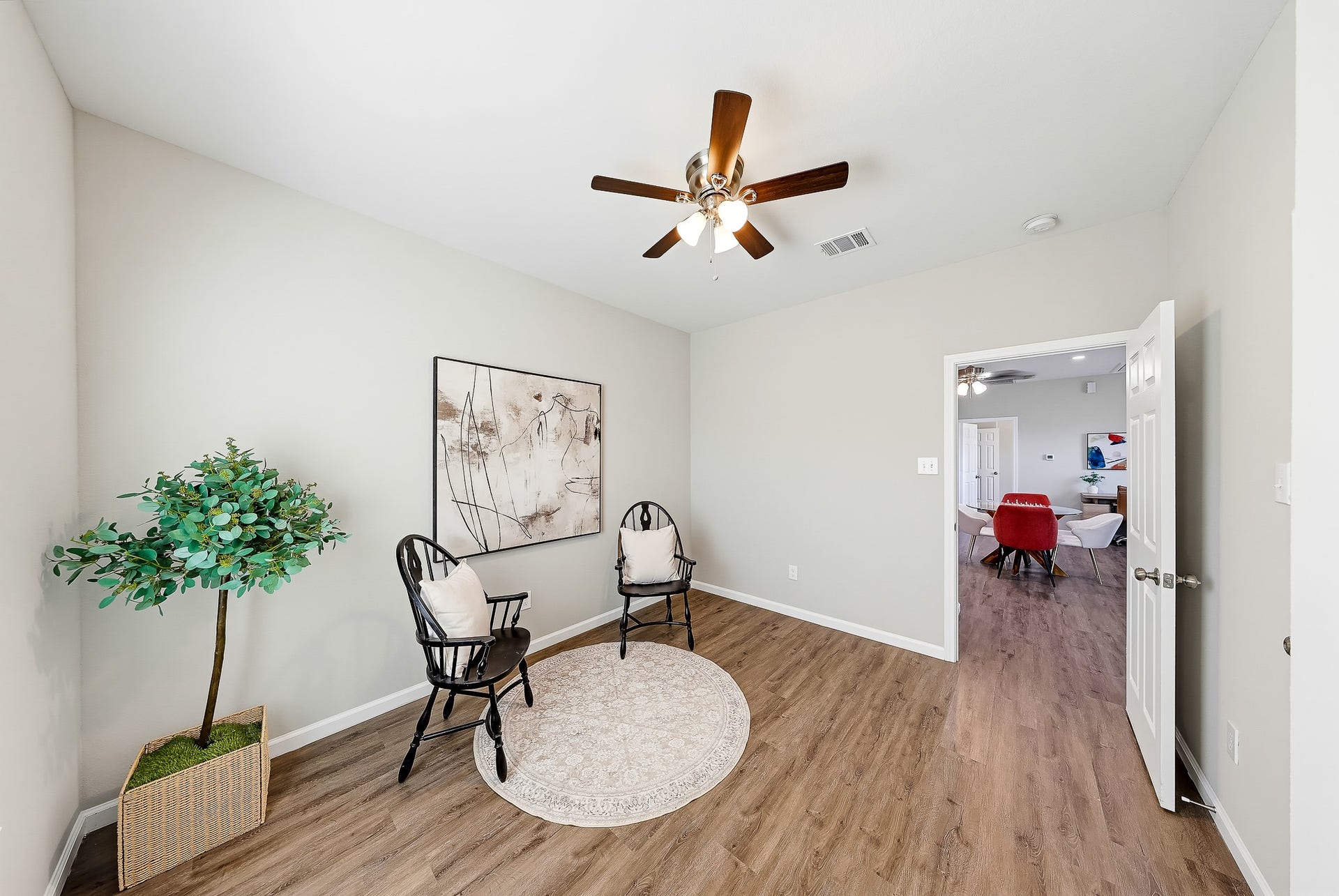 313 De Haven Street, Houston, TX 77029 Make this inviting upstairs room your reading retreat, guest space, or personal escape.