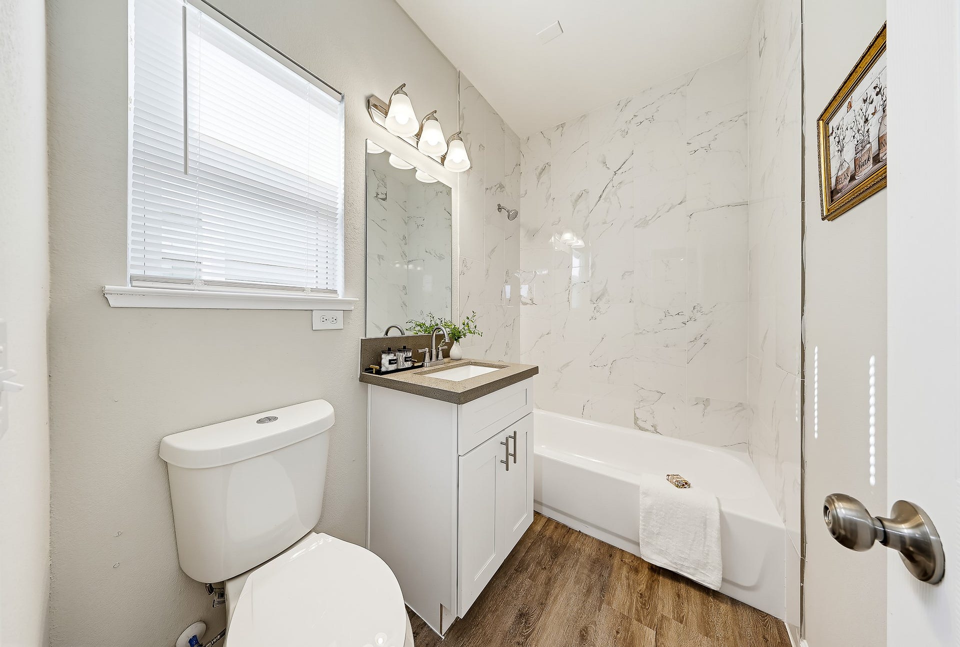 313 De Haven Street, Houston, TX 77029 A full upstairs bathroom keeps daily routines convenient for the secondary bedrooms.