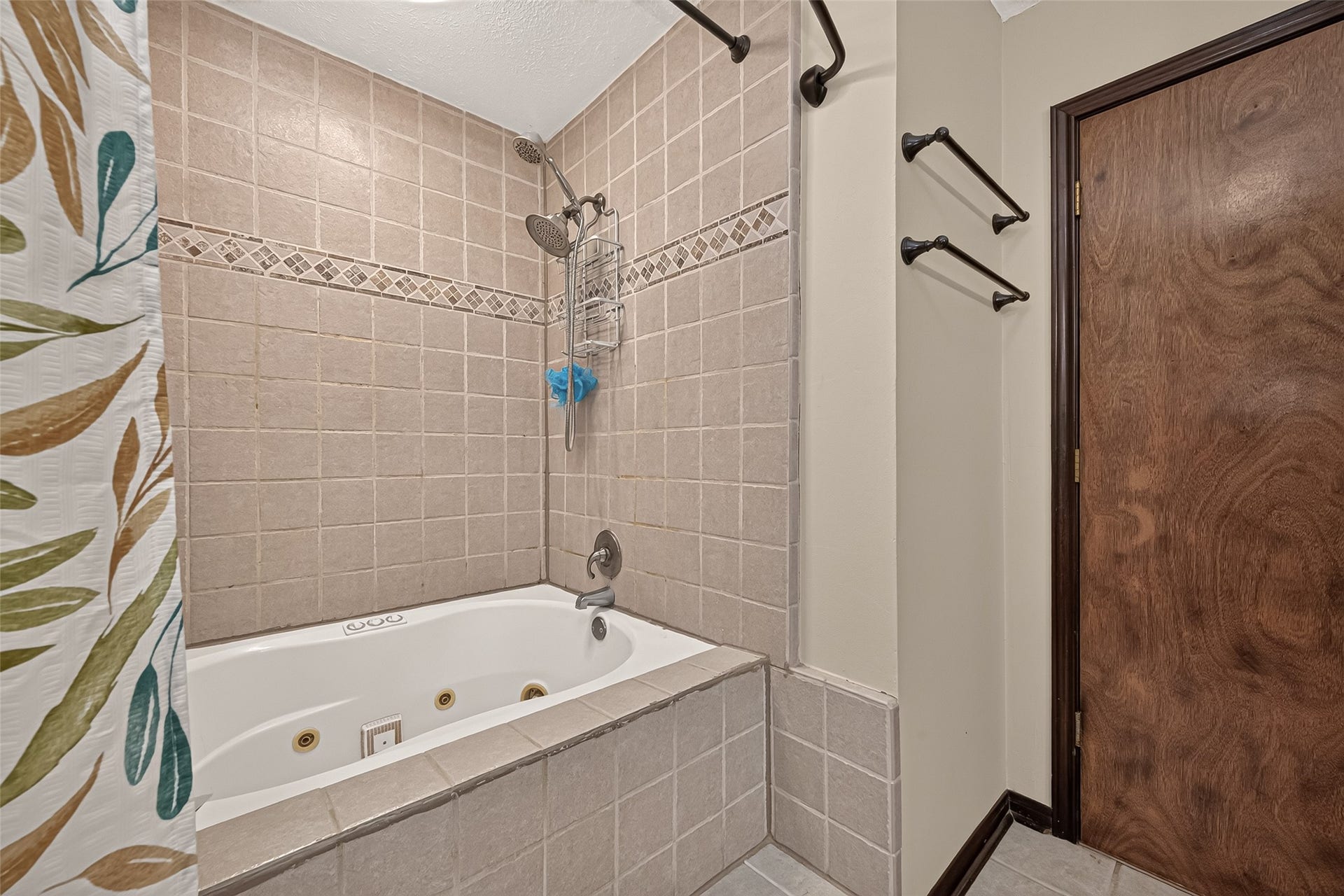 18614 Mink Lake Drive, Magnolia, TX 77355 Tub and shower combination with a practical layout.