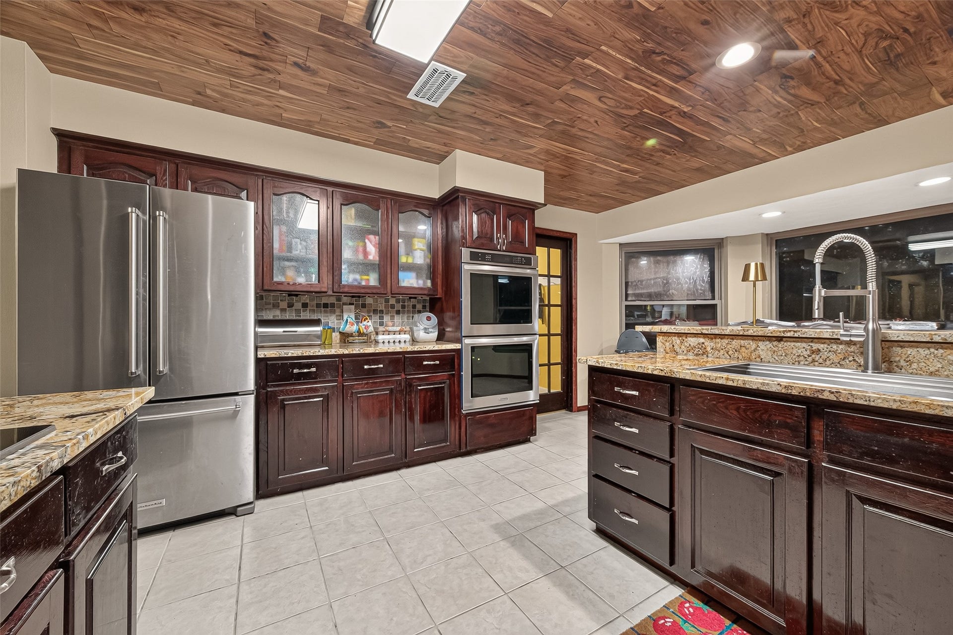 18614 Mink Lake Drive, Magnolia, TX 77355 Spacious kitchen with generous cabinetry and plenty of counter space.