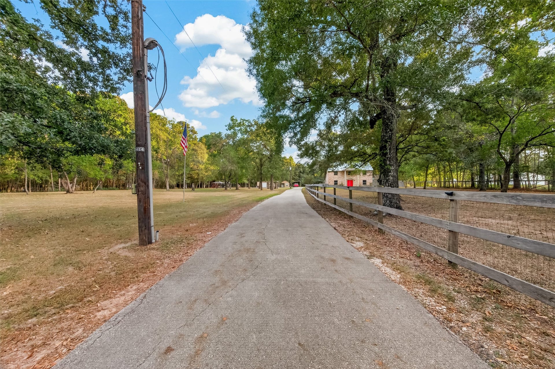 18614 Mink Lake Drive, Magnolia, TX 77355 Long private driveway leading through the property.