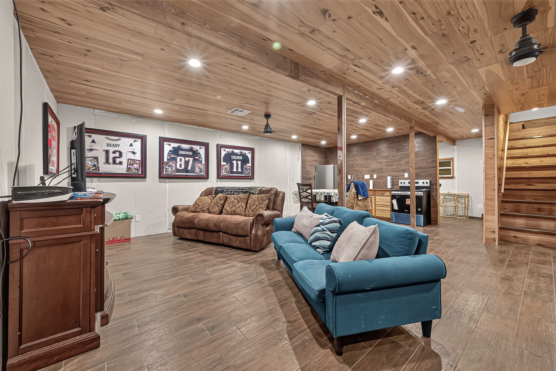 18614 Mink Lake Drive, Magnolia, TX 77355 Living area offering flexible space for relaxing or entertaining.