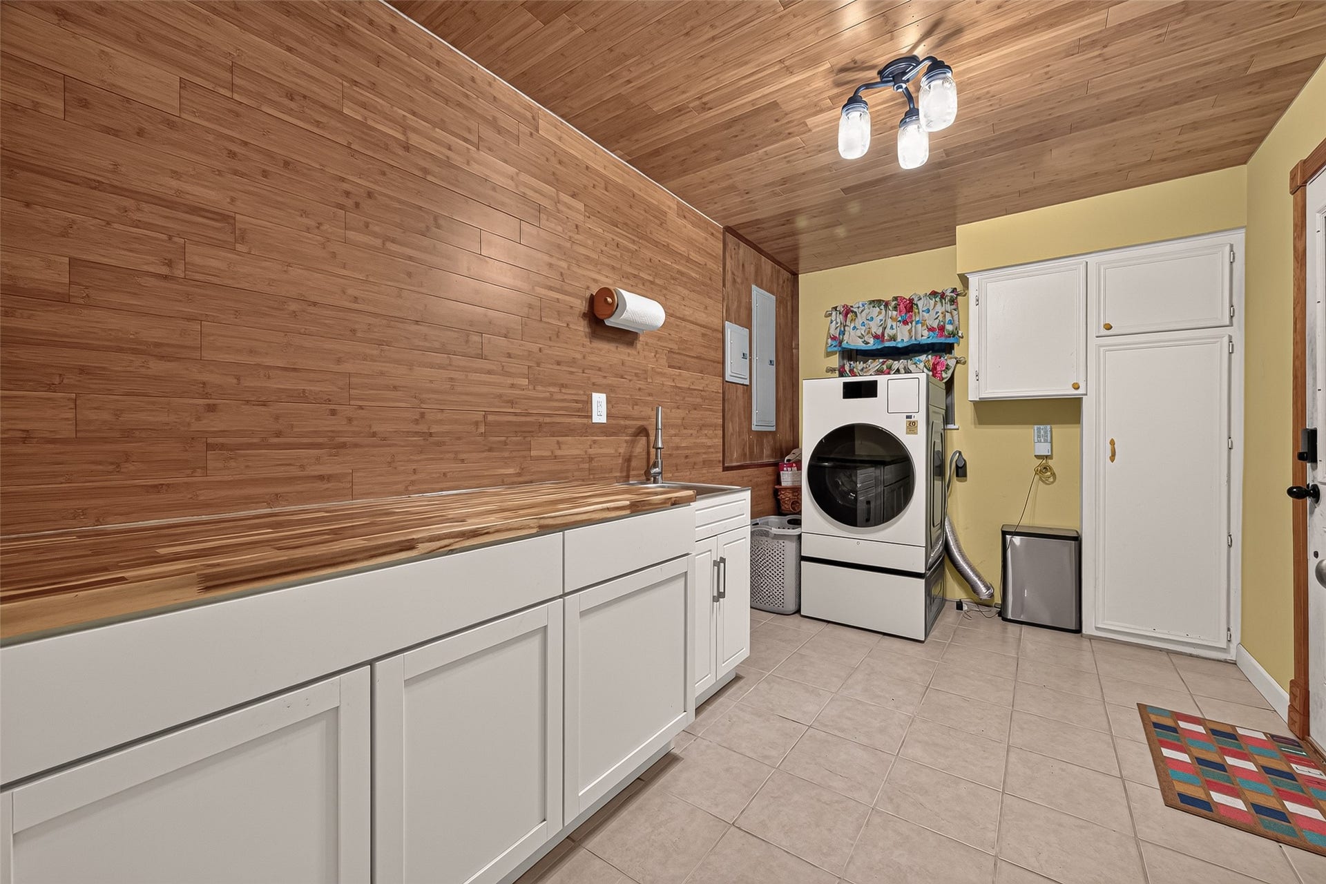 18614 Mink Lake Drive, Magnolia, TX 77355 Convenient utility area with built-in cabinetry and plenty of storage.