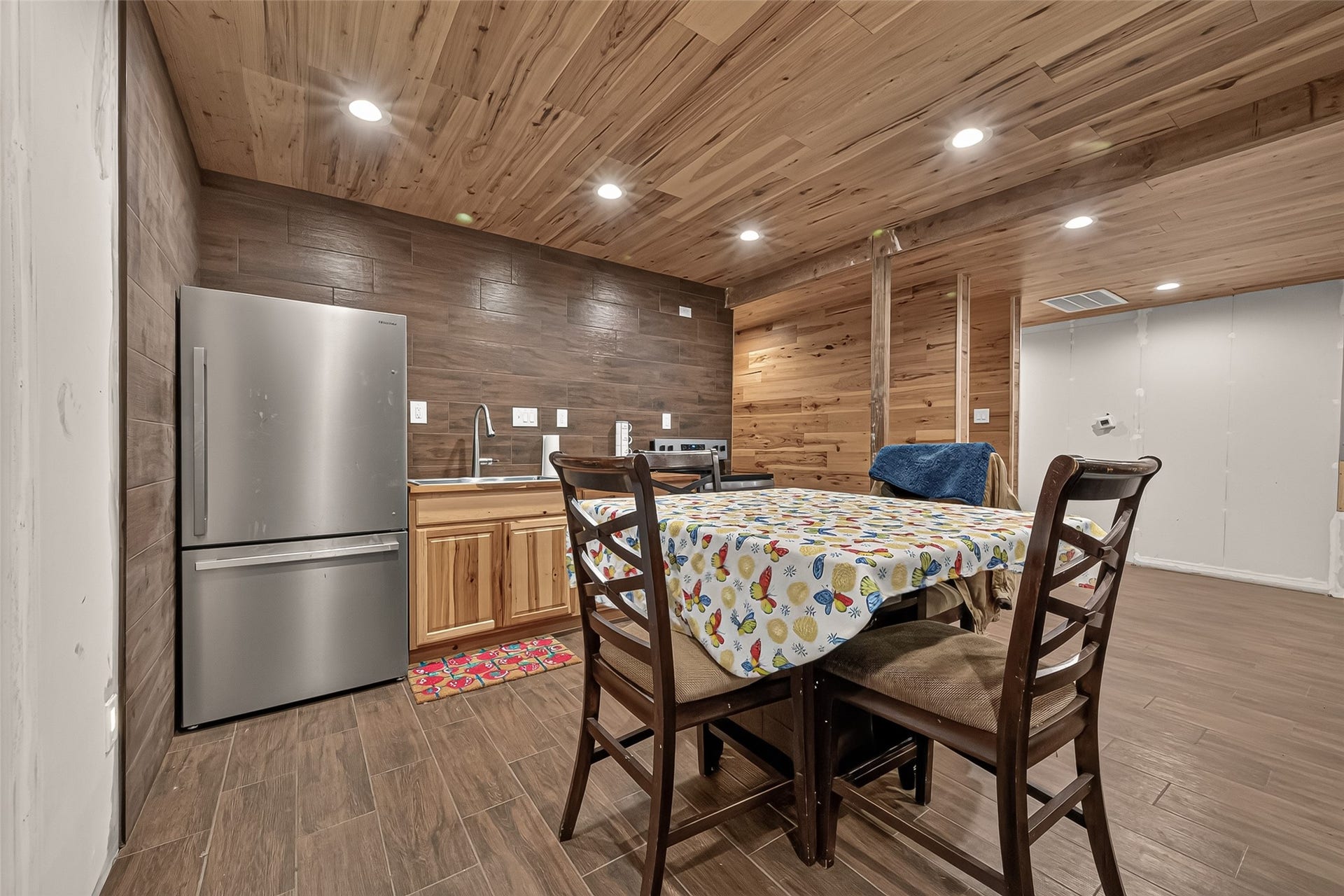 18614 Mink Lake Drive, Magnolia, TX 77355 Kitchenette with dining space and a functional open layout.