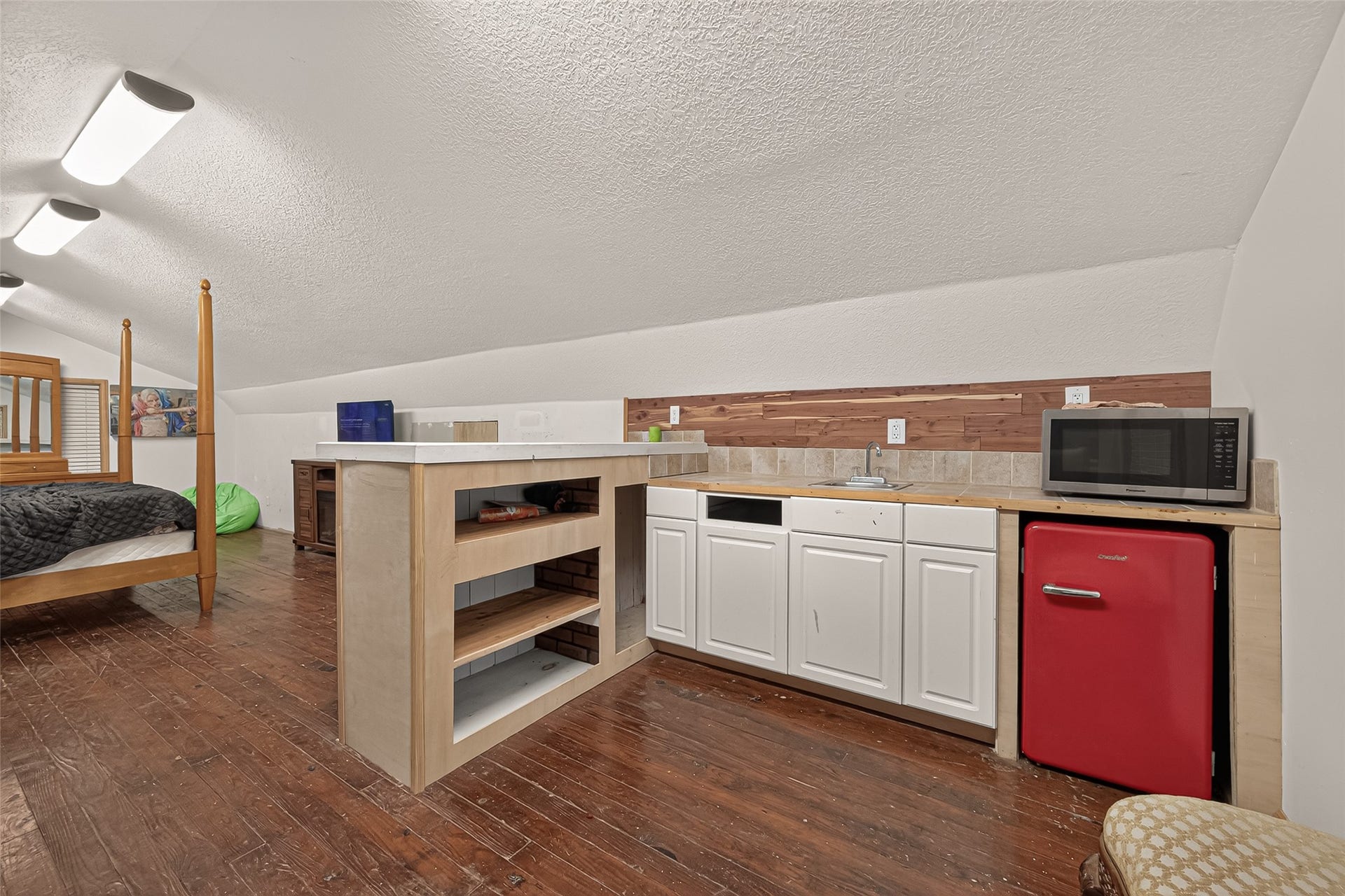 18614 Mink Lake Drive, Magnolia, TX 77355 Additional kitchenette offering plenty of cabinetry and workspace.