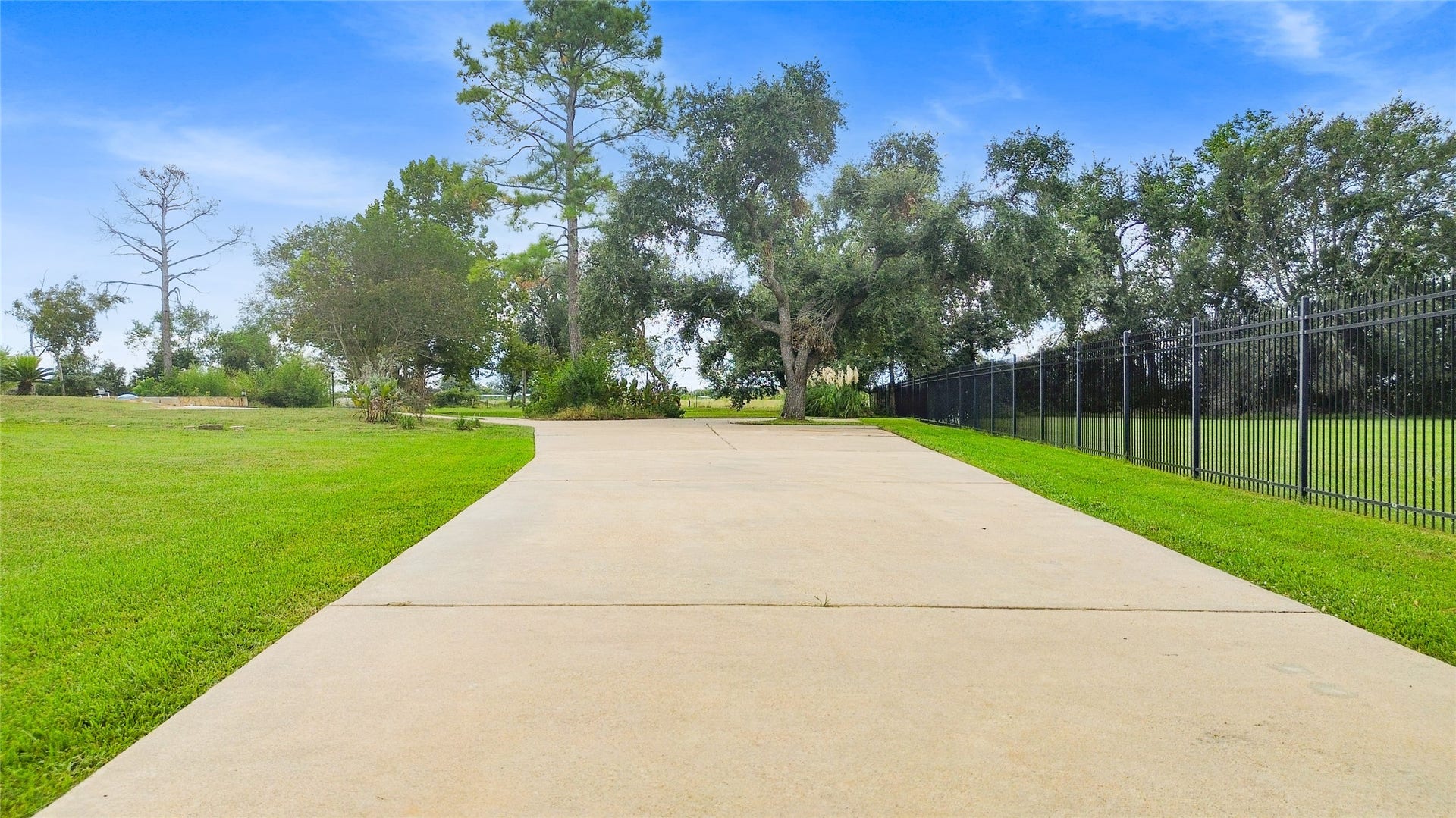 4003 Country Trails Street, Alvin, TX 77511 4003 Country Trails Street, Alvin, TX 77511