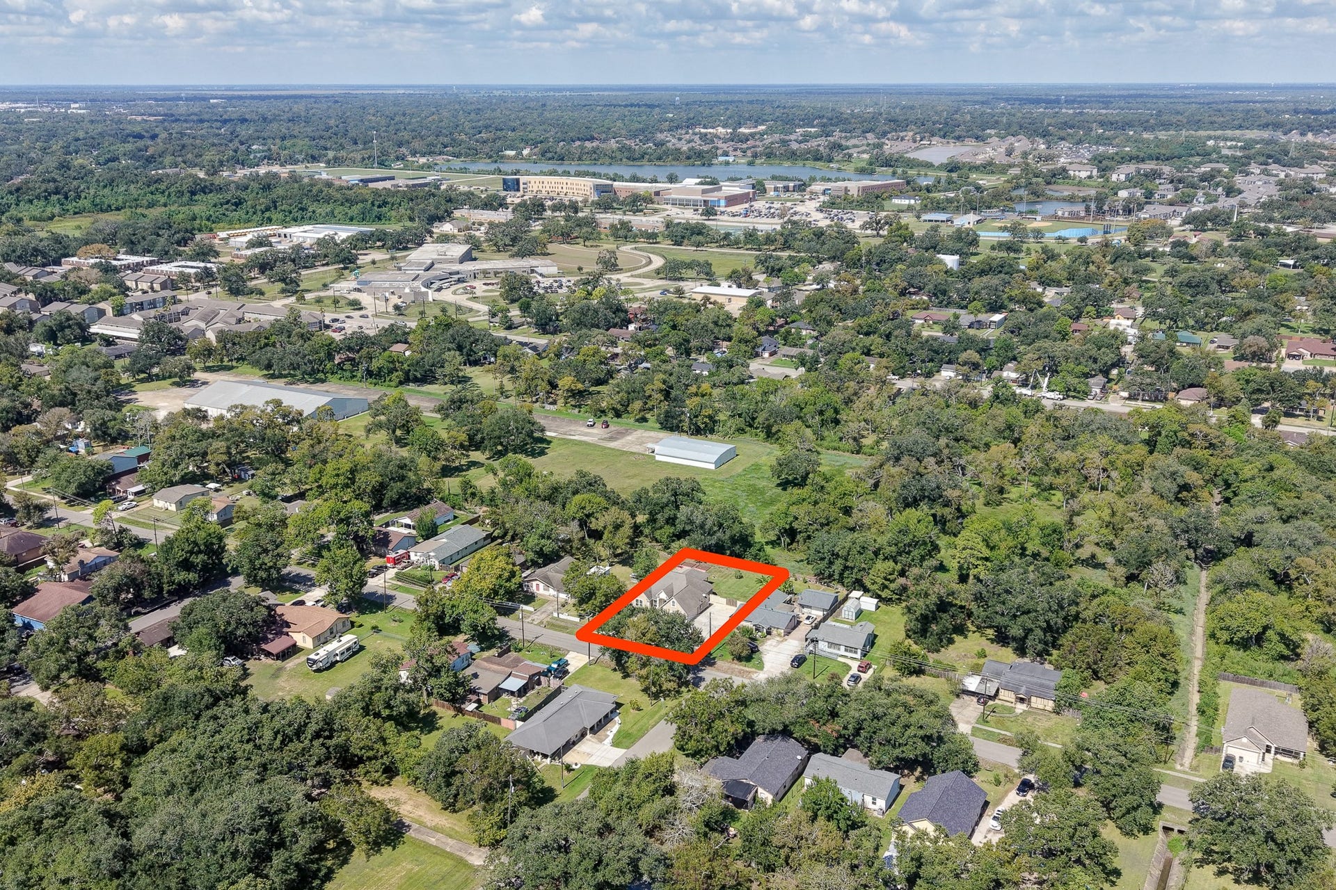 Aerial location view showing convenient access to area amenities and major thoroughfares.