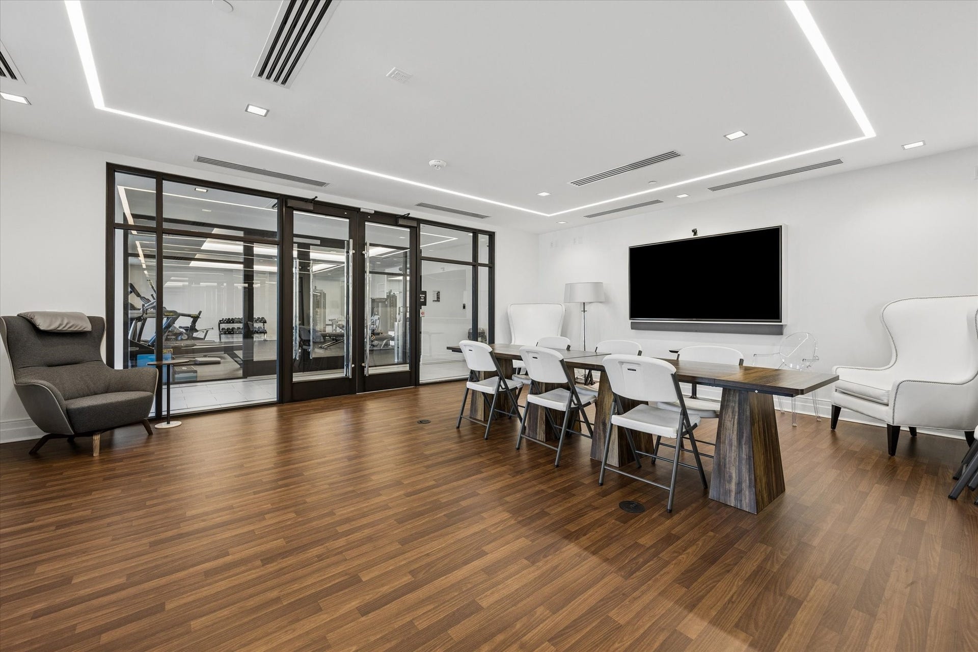 6017 Memorial Drive, #505, Houston, TX 77007 The Sophie offers residents access to a beautifully appointed private conference room, ideal for business meetings, remote work, and professional gatherings. Contemporary furnishings, rich wood flooring, sophisticated architectural lighting, and integrated presentation technology create an impressive and functional environment. Conveniently located within the building, this dedicated space provides the flexibility of a professional meeting setting without leaving home.