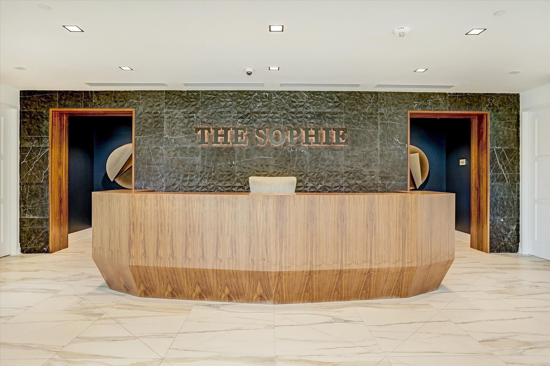6017 Memorial Drive, #505, Houston, TX 77007 From the moment you enter The Sophie, an atmosphere of understated luxury sets the tone. The beautifully appointed lobby features elegant stone finishes, warm wood accents, and a striking contemporary reception desk. Residents enjoy the convenience of a 24-hour attended lobby, onsite building management, porter services, and personalized concierge offerings. This exclusive boutique setting delivers the privacy, attentive service, and refined experience expected of luxury living.