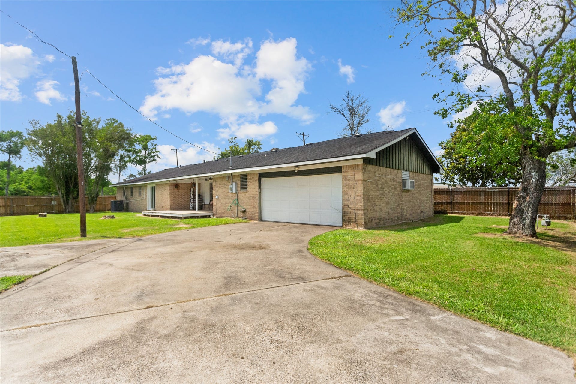 5001 Texas Avenue, La Marque, TX 77568 Endless possibilities! Room for play, party and relaxing!