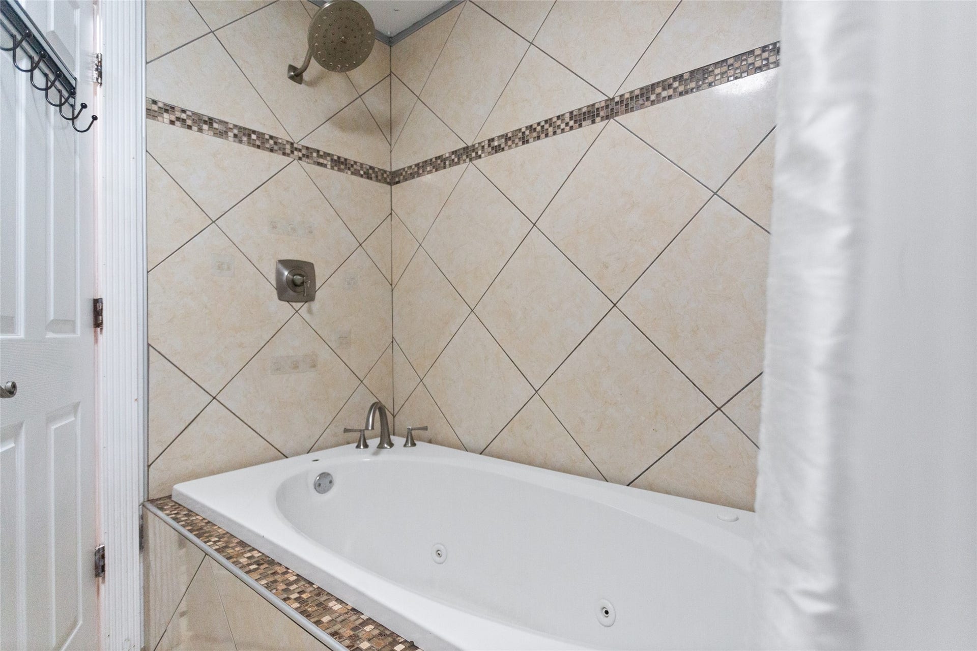 5001 Texas Avenue, La Marque, TX 77568 Jetted soaking tub and shower combo in the hall bathroom