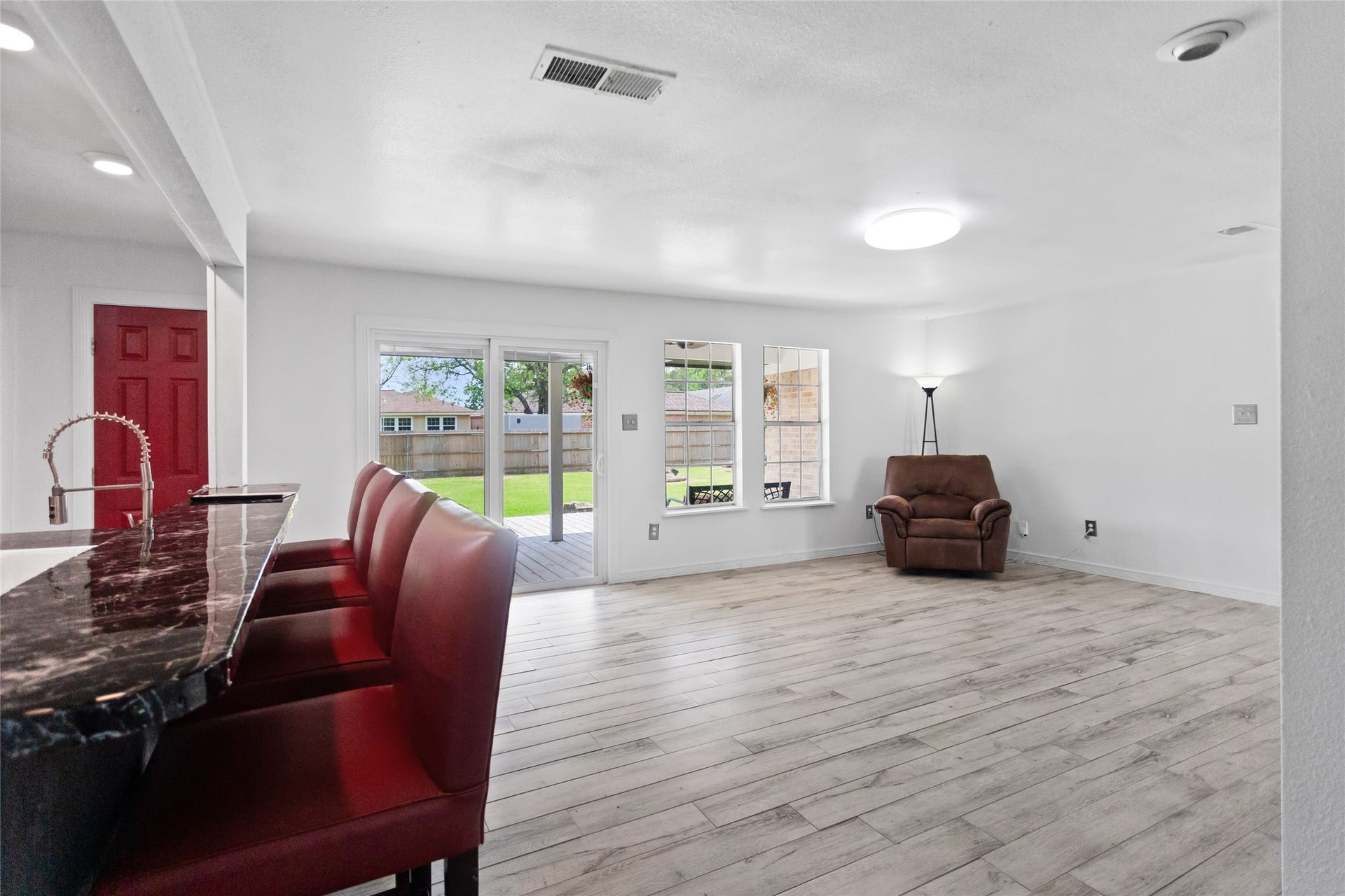 5001 Texas Avenue, La Marque, TX 77568 So much room for hosting holiday parties, family gatherings, or just relaxing by yourself!
