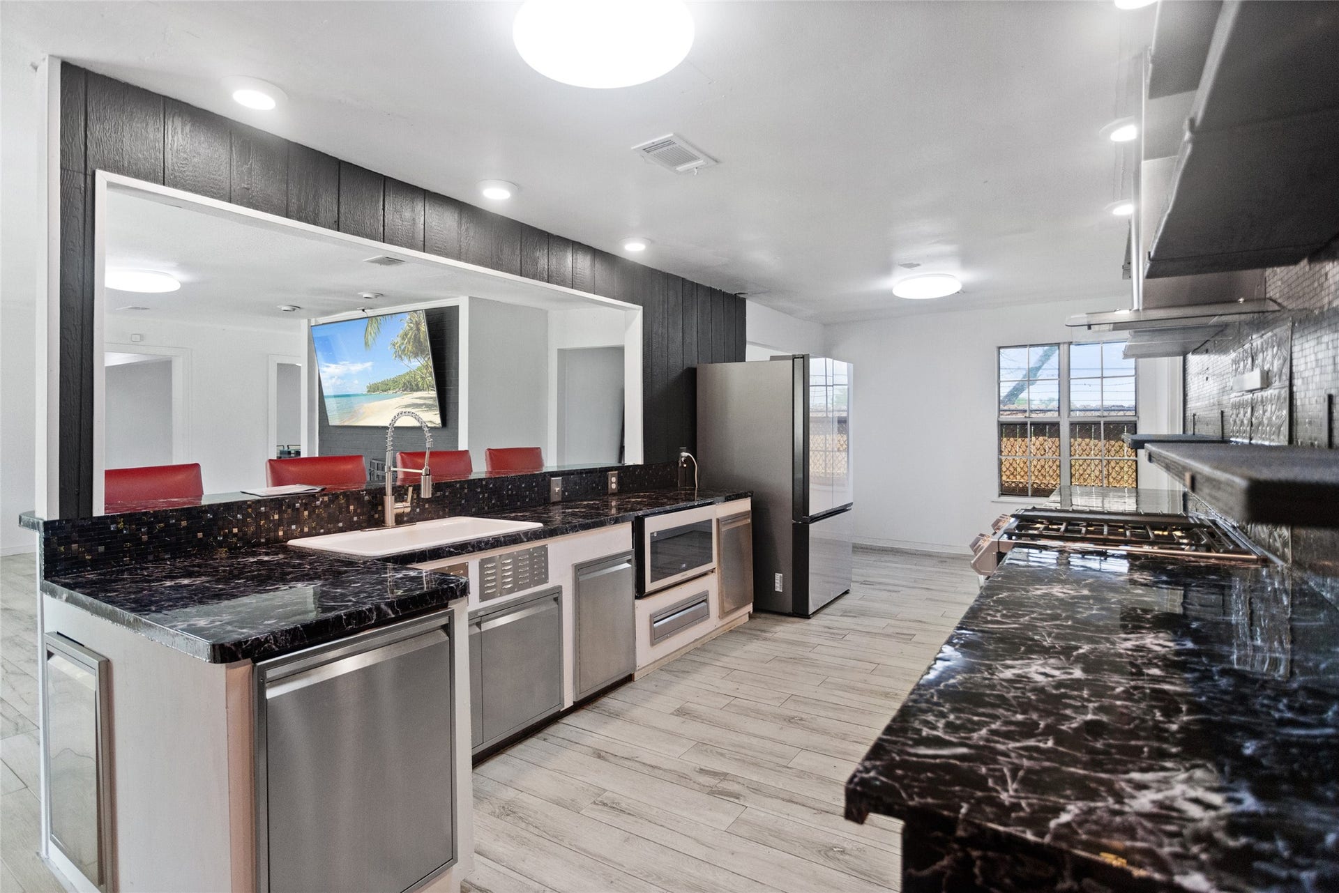 5001 Texas Avenue, La Marque, TX 77568 Chefs kitchen with lots of room for multiple people in the kitchen at once!