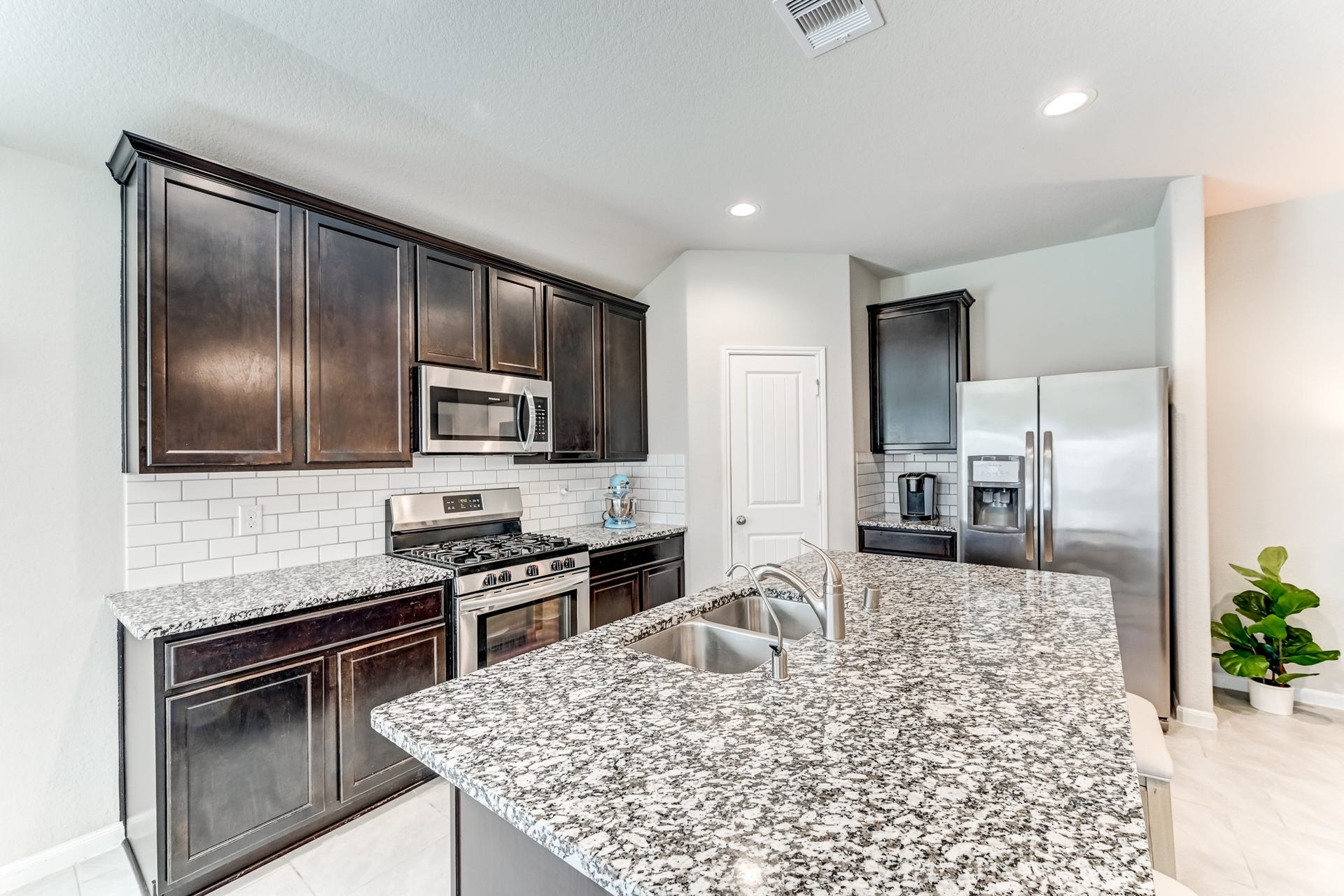 18306 Arcola Bay Lane, Richmond, TX 77407 Kitchen with large island