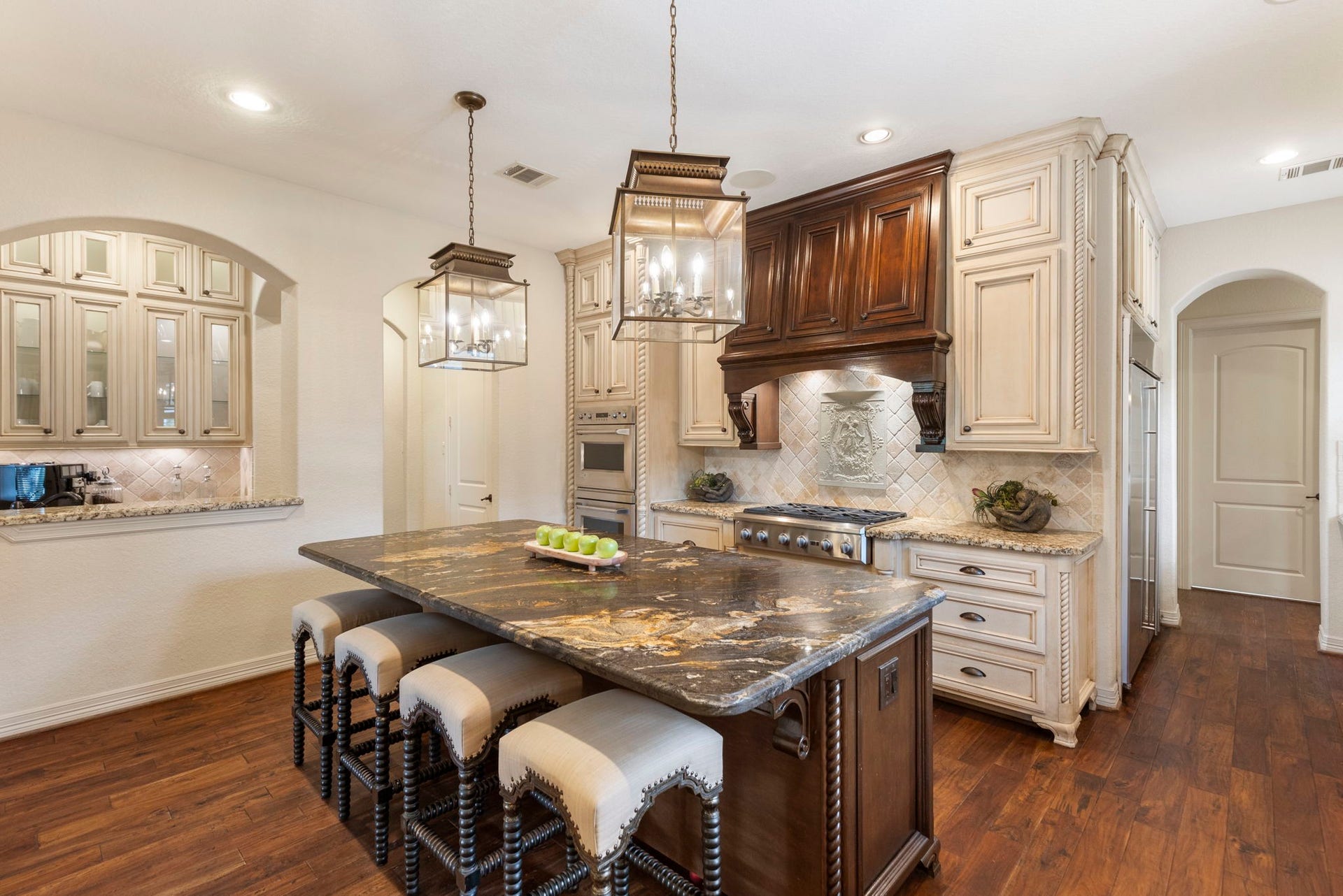 Designed for the serious Chef with double ovens, 6-burner gas cooktop, double dishwashers, and an impressive 72" built-in refrigerator, plus abundant storage and a built-in workstation.