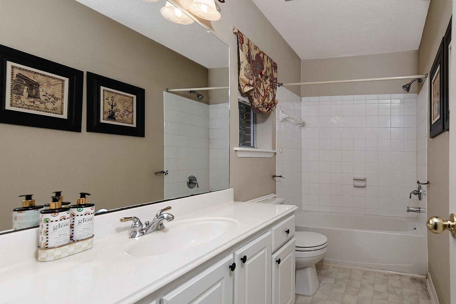 2 Taupewood Place, The Woodlands, TX 77384 2 Taupewood Place, The Woodlands, TX 77384
