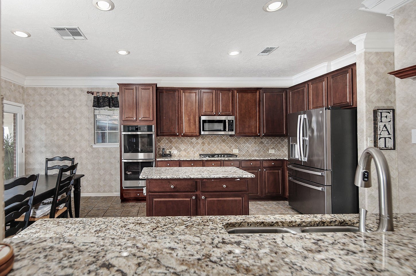 2 Taupewood Place, The Woodlands, TX 77384 2 Taupewood Place, The Woodlands, TX 77384
