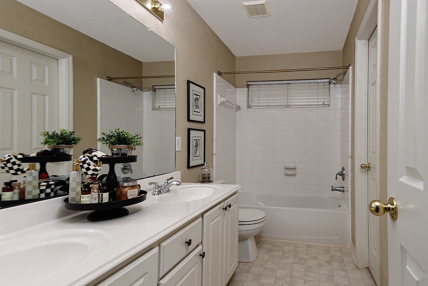 2 Taupewood Place, The Woodlands, TX 77384 2 Taupewood Place, The Woodlands, TX 77384