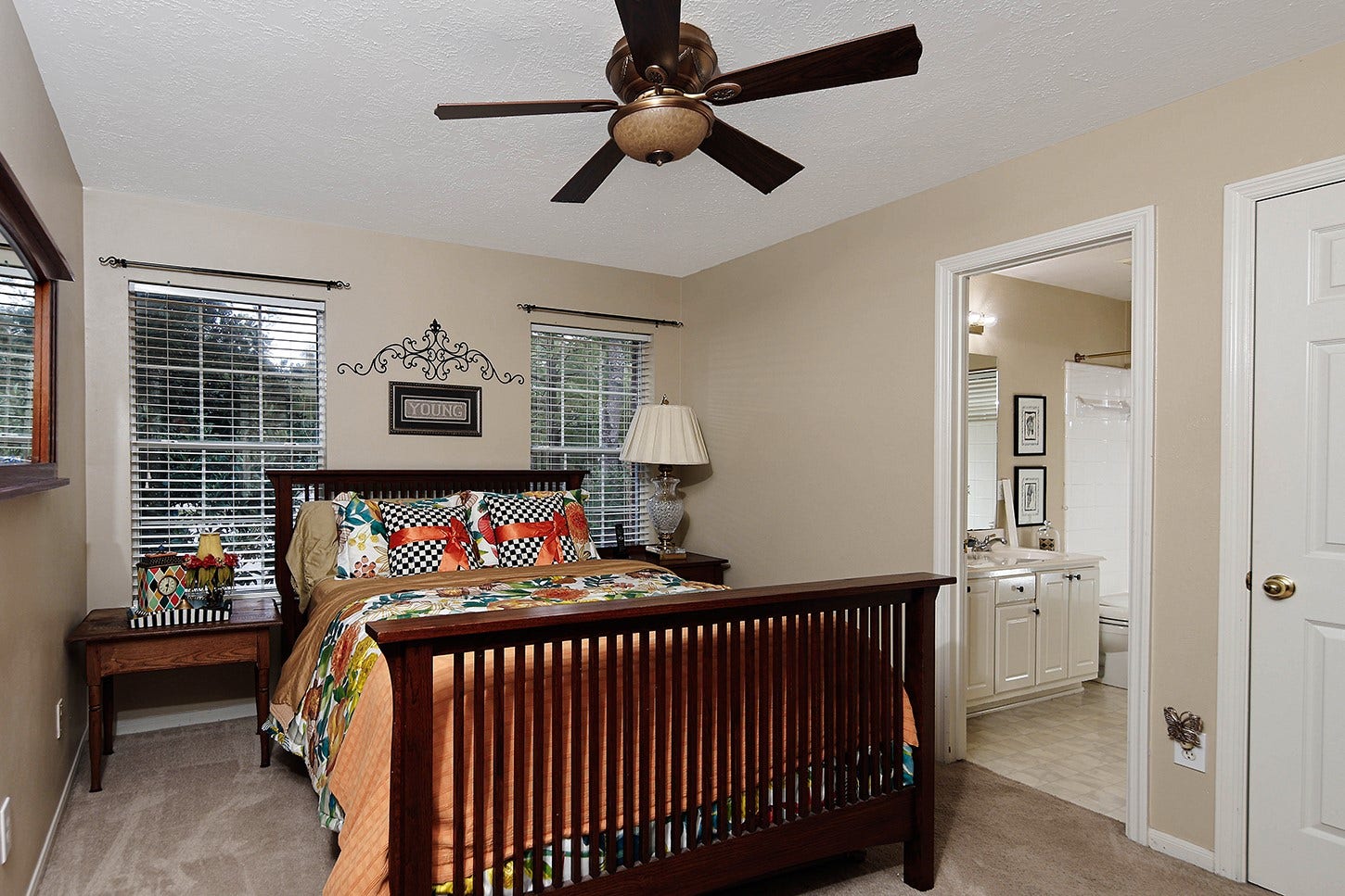 2 Taupewood Place, The Woodlands, TX 77384 2 Taupewood Place, The Woodlands, TX 77384