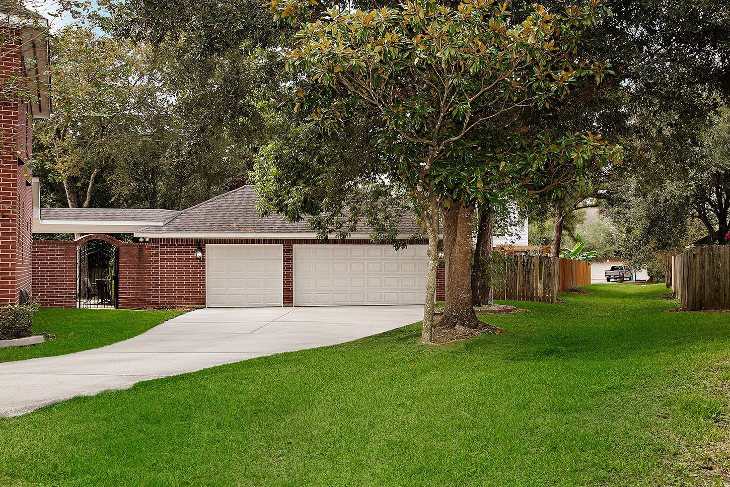 2 Taupewood Place, The Woodlands, TX 77384 2 Taupewood Place, The Woodlands, TX 77384