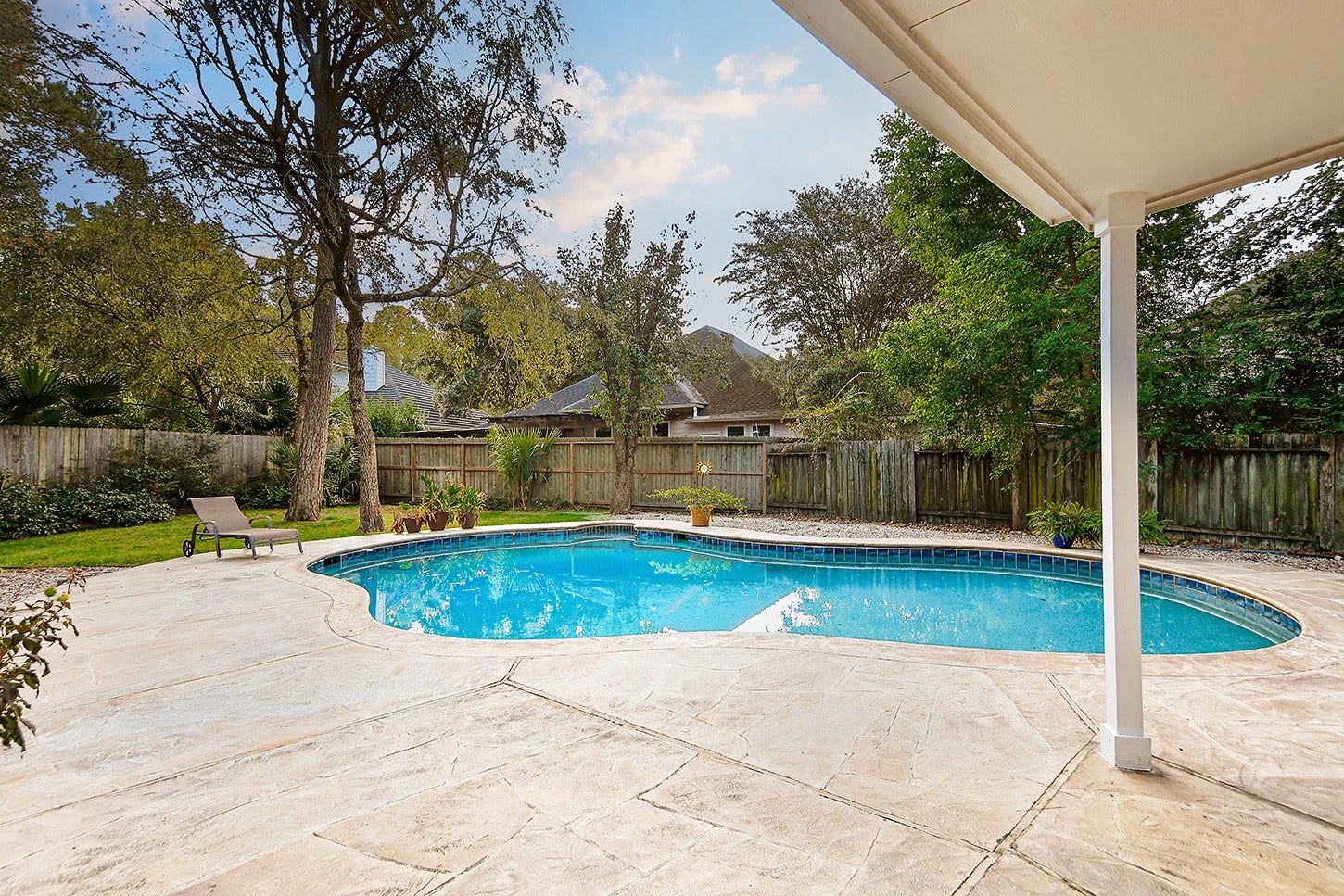 2 Taupewood Place, The Woodlands, TX 77384 2 Taupewood Place, The Woodlands, TX 77384