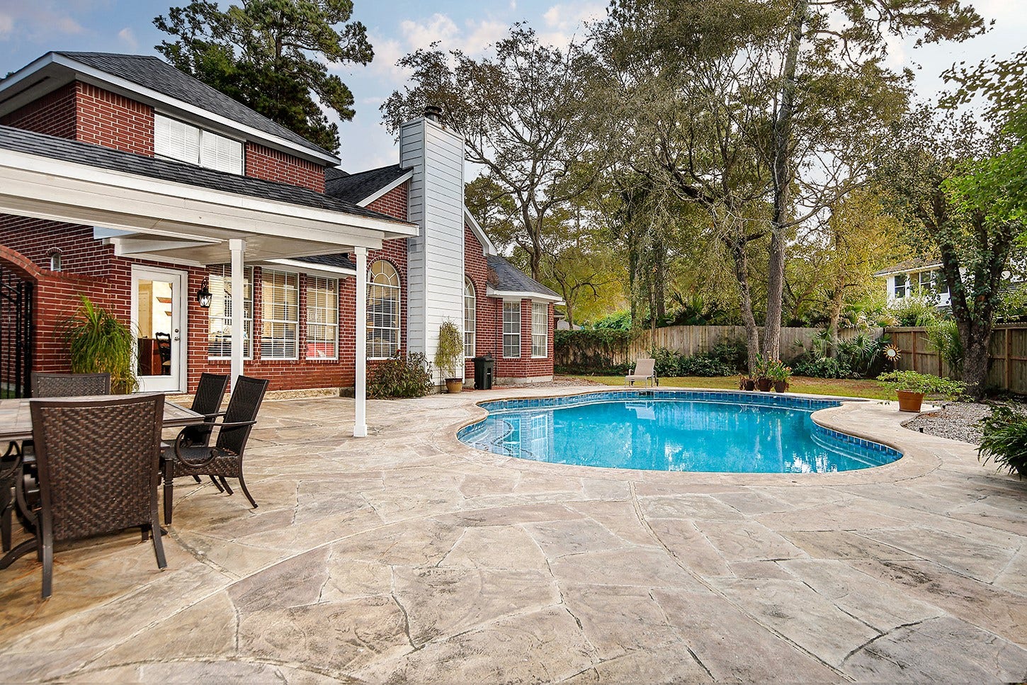 2 Taupewood Place, The Woodlands, TX 77384 2 Taupewood Place, The Woodlands, TX 77384